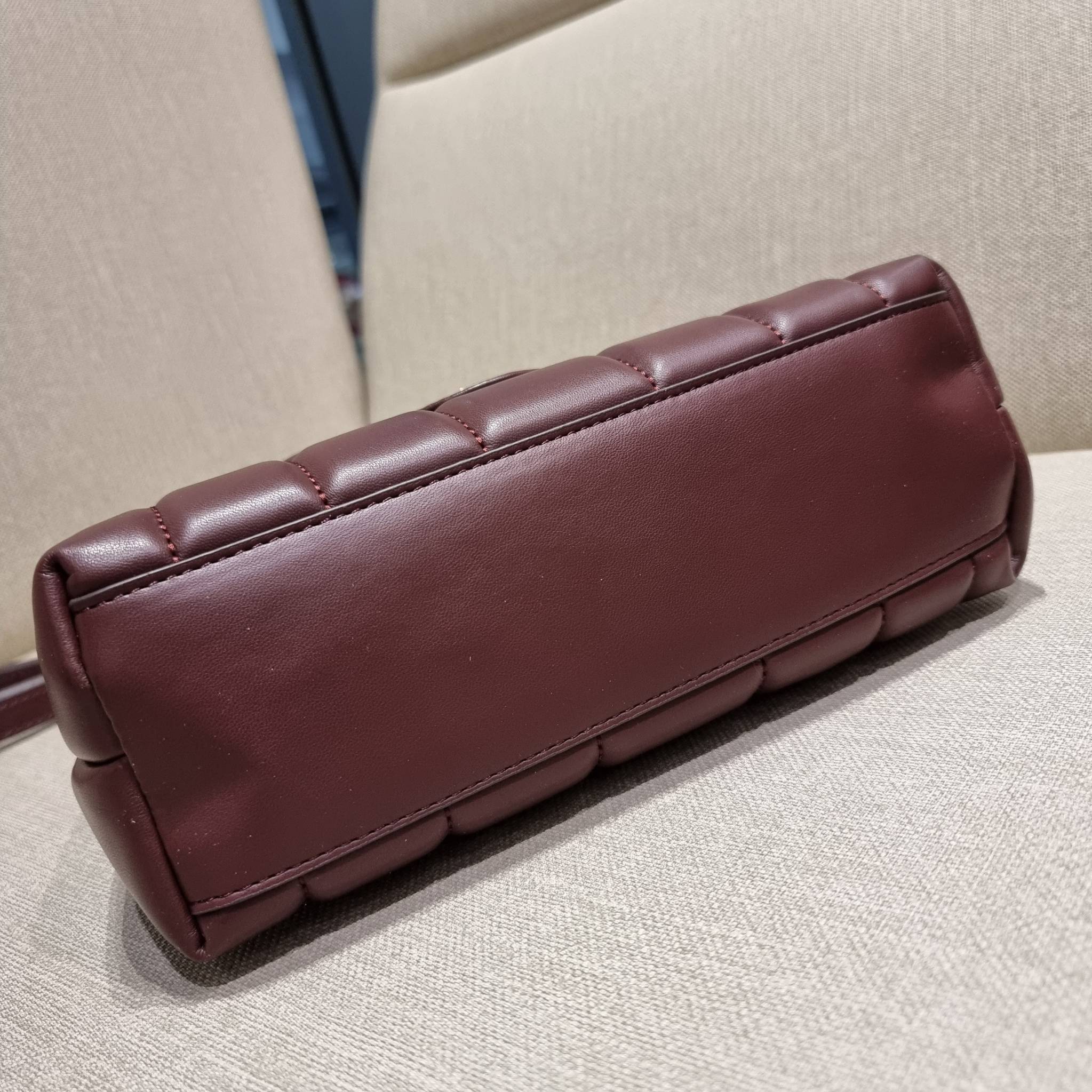 TORY BURCH KIRA QUILTED SMALL SATCHEL มาแล้วด่วนๆ!! กับคอลที่ปังไม่ไหว พร้อมเสิร์ฟสีคลาสสิค กระเป๋าถือ/สะพาย ทรงสวย สะพายคล่องตัว หนังแท้ ดีไซน์บุนวม เส้นคมสวยหรู วัสดุหนังแกะ สัมผัสดีงาม นิ่มมือ เปิด-ปิดด้วยอะไหล่บิดล็อค ภายในเป็นช่องโล่ง มีช่องซิป ใส่ขอ