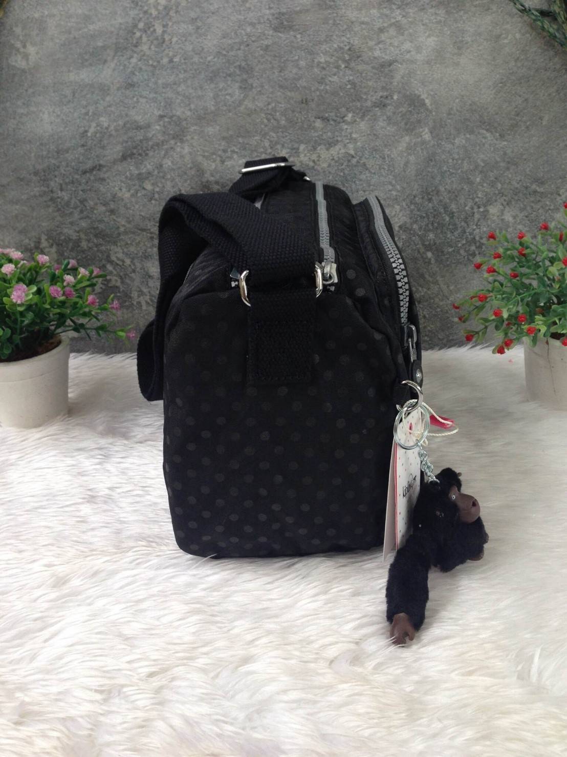 กระเป๋าสะพาย KIPLING รุ่น Reth วัสดุไนล่อนคุณภาพดี มาพร้อมดีไซน์ทันสมัย และสามารถใช้งานได้อย่างดี เข้ากับทุกการแต่งตัว โดดเด่นด้วยพื้นที่ภายในและช่องต่างๆ ที่ให้คุณจัดเก็บของสำคัญได้ครบถ้วน ไม่ว่าจะเป็นมือถือ ปากกา หรือไอเท็มจำเป็นของคุณ สายสามารถปรับและถ