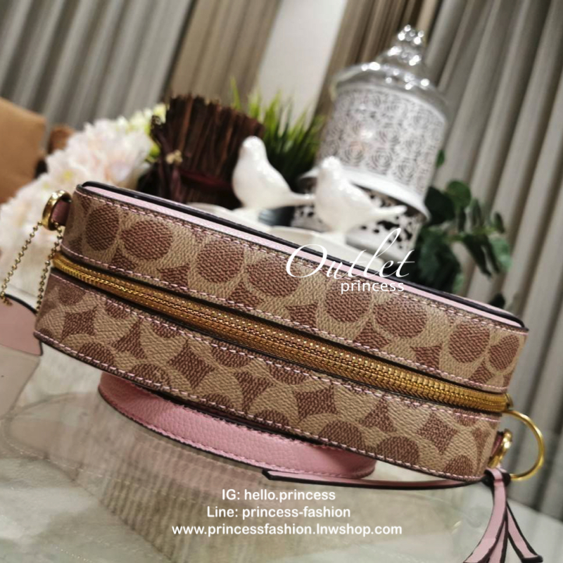 DISNEY X COACH Crossbody Bag 2019 New collection & Limited collection กระเป๋าสะพายขนาดกำลังน่ารัก วางอยู่ทรง วัสดุหนัง ลายตัวการ์ตูน Disney 3 charactors เปิดปิดด้วยซิป ภายในโล่ง ใส่ wallet ยาว มือถือได้ทุกรุ่นมีช่องเล็ก และช่องซิป พร้อมสายสะพายยาว ถอด ปรั