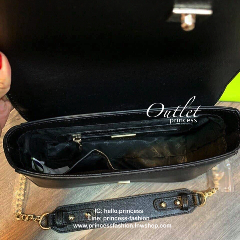 VERSACE JEANS BAG กระเป๋าสะพายจากแบรนด์ดัง วัสดุ Saffiano PVC คุณภาพดี นิ่ม น้ำหนักเบา ด้านหน้าประดับด้วยโลโก้แบรนด์สุดหรู เปิดปิดกระเป๋าแบบกระดุมแม่เหล็ก ด้านในโล่งกว้างมีช่องซิปและช่องเล็กสำหรับใส่ของ ซับในลายแบรนด์ สายสะพายโซ่สลับหนังรุ่นนี้สามารถสะพาย