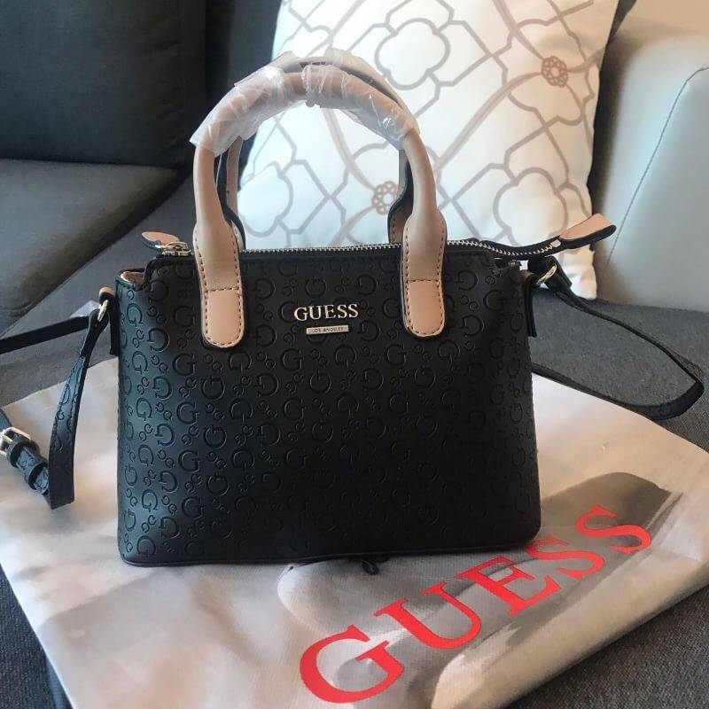 GUESS BALDWINPARK MINI BAG กระเป๋าถือหรือสะพาย วัสดุ Saffiano PU คุณภาพดี นิ่ม น้ำหนักเบา ด้านหน้าประดับด้วยโลโก้แบรนด์สวยหรู ตัวกระเป๋าลาย G ทั้งใบ เปิดปิดกระเป๋าด้วยซิปสะดวกใช้ ด้านในโล่งกว้างมีช่องสำหรับใส่ของหลายช่อง ใส่กระเป๋าสตางค์ใบกลางได้ ใส่Iphon