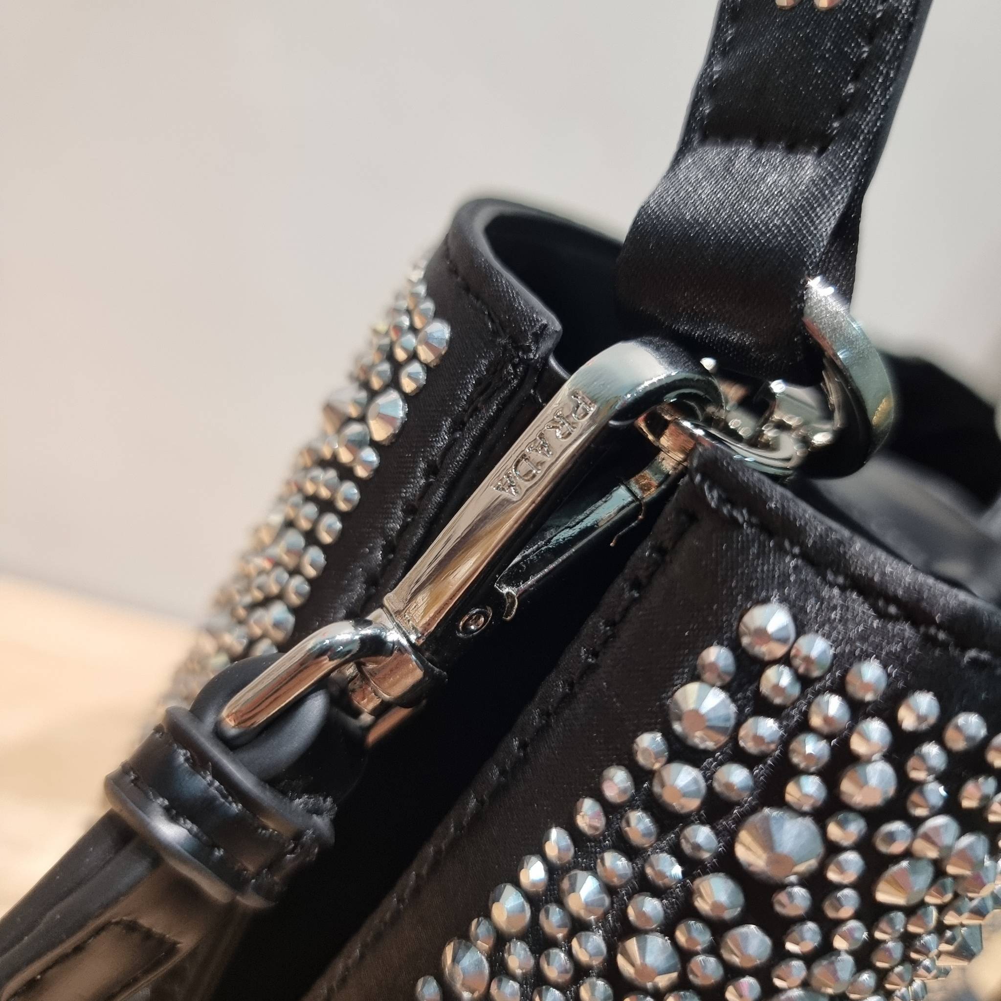 PRADA SMALL PANIER CRYSTAL EMBELLISHED TOTE BAG กระเป๋าสะพายทรงโท้ท ไซส์กำลังสวย หรูหรา โดดเด่น ถือออกงานก็ดูระยิบระยับเล่นแสง ทำให้ดูดีมีราคา มีสายคล้องในตัวและสายสะพายข้าง