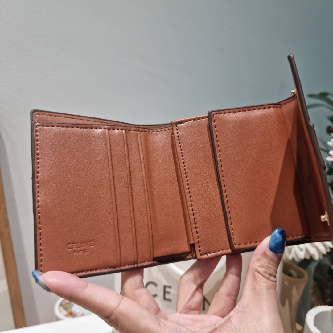 Celine small trifold wallet กระเป๋าสตางค์ดีไซน์สุดคลาสสิค วินเทจ เรียบง่ายแต่หรูหรา และยังมาพร้อมกับสายโซ่ สำหรับคล้องสะพายข้าง สะพายไหล่ได้ เริ่ดเว่อร์!