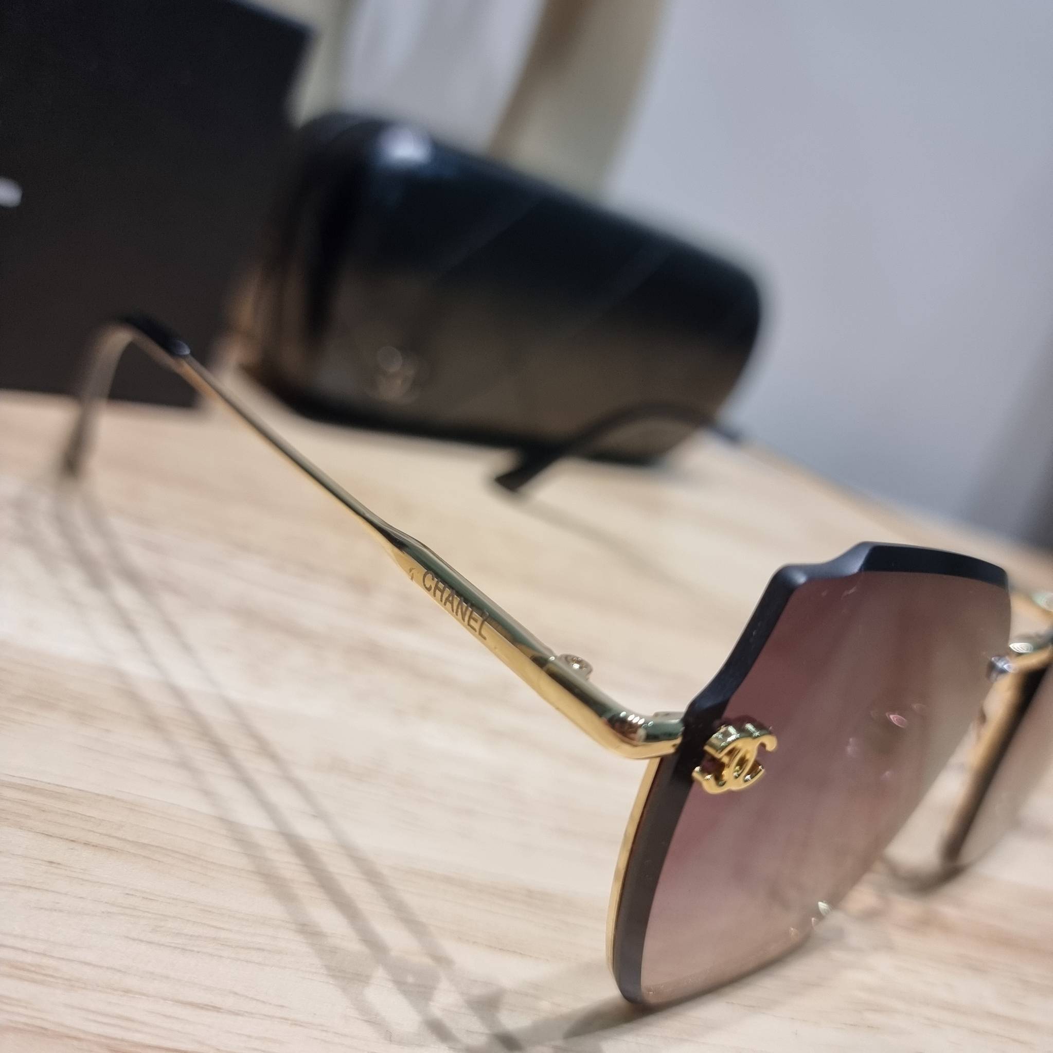 Chanel Sunglasses UV protection gift Box set สุดคุ้ม มาพร้อมอุปกรณ์ครบเซ็ท ดีไซน์ชิคมากแม่!! รับรองไม่ซ้ำใคร ใส่เสริมโหงวเฮ้ง ดูผู้ดี มีพกติดตัวไว้ไม่ตกเทรนด์ ใช้ได้ทุกโอกาส