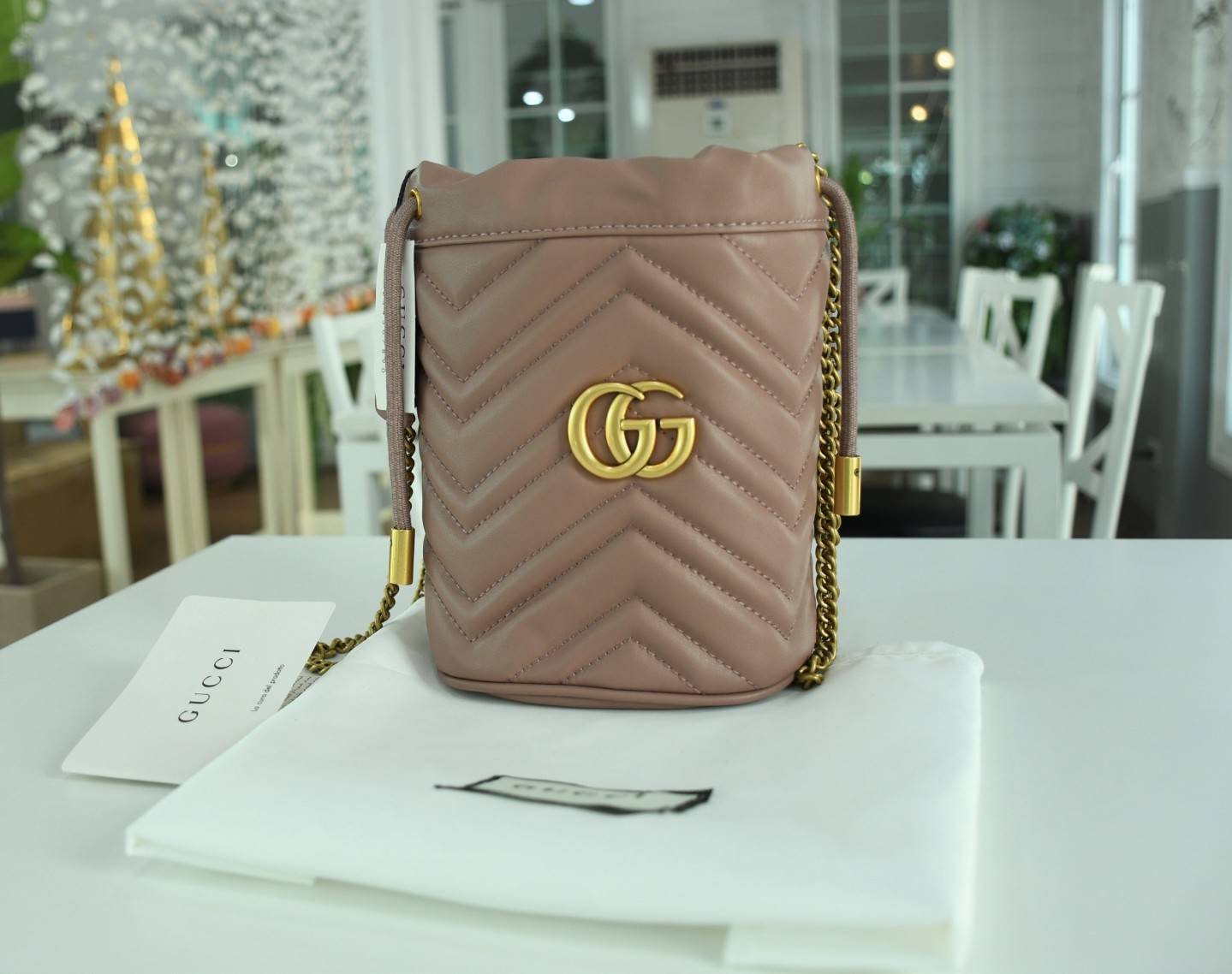 VIP 】Gucci GG Marmont mini bucket bag กระเป๋าสะพายข้าง Premiumgift วัสดุหนังแท้ ด้านในโล่ง มีช่องใส่บัตร3ช่อง ใส่กระเป๋าตังค์ ใส่โทรศัพท์ Iphone+ ได้ สายโซ่ยาว Crossbody ได้ ถอดสายได้ น้ำหนักเบา มาพร้อมถุงผ้าแบรนด์ ใบนี้คือที่สุด คุณหนูมากมาย ไม่ควรพลาดเล