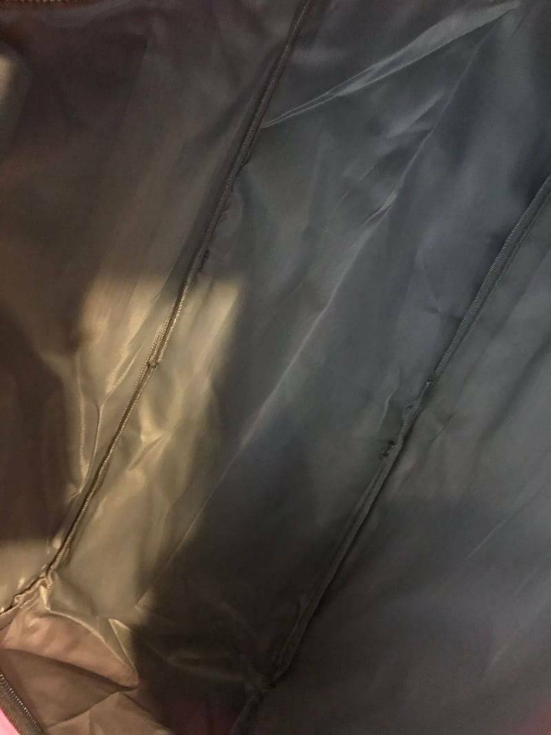 NIKE TRAVEL BAG กระเป๋าเดินทางสะพายสไตล์ Sport ใบใหญ่ วัสดุ NYLON + POLYESTER ด้านหน้าสกรีนโลโก้แบรนด์พร้อมช่องซิปใช้งานง่าย ช่องใหญ่เปิดปิดด้วยซิปคู่ ภายในกว้าง ใส่เสื้อผ้าสำหรับเดินทาง หรืออุปกรณ์เล่นกีฬาและฟิตเนสได้ มาพร้อมสายสะพายปรับได้ฟรีไซส์ ใบใหญ่