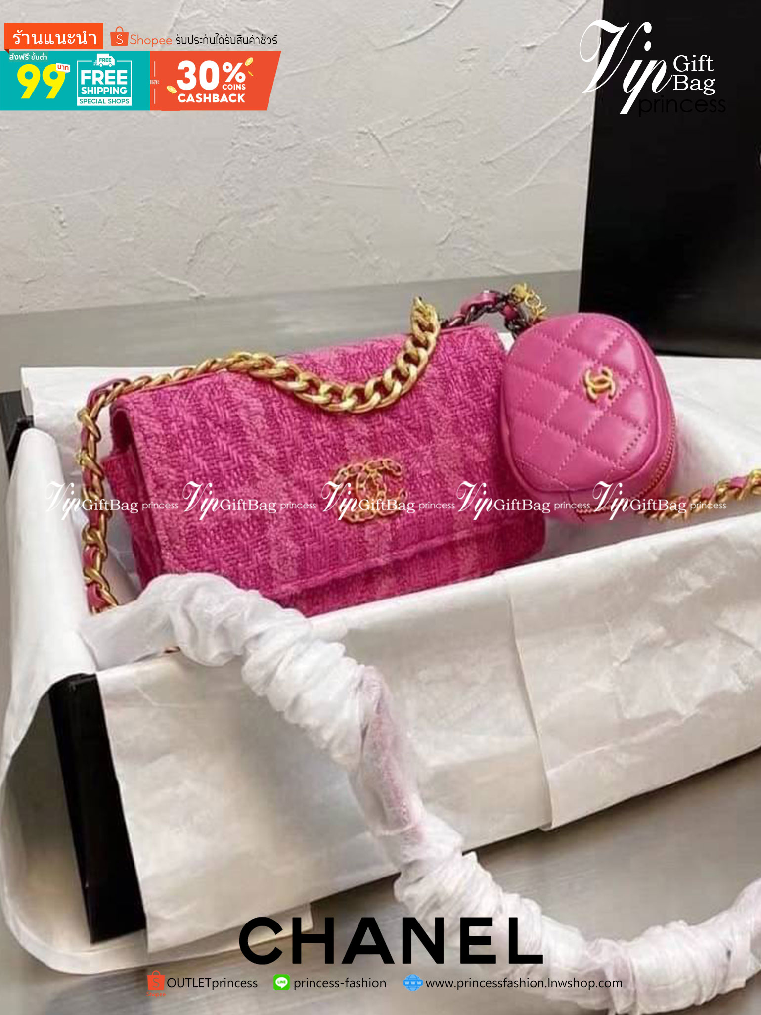 Chanel อเนกประสงค์ รุ่น Limited edition ลายวินเทจ พร้อมใบเล็ก หนังแท้ น้ำหนักเบา มีช่องใส่ของจุกจิก เปิดปิดด้วยฝาปิดกระดุม มีช่องใส่บัตร ช่องซิป ใส่กระเป๋าสตางค์ใบยาว ได้ค่ะ ตัวจริงสวยมากๆถูกใจรีบจองนะคะ ใส่มือถือได้ทุกรุ่น สายสะพายยาวคู่ สะพายได้สองแบบ ป