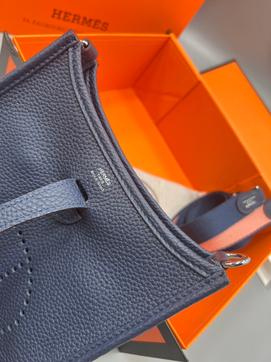 HERMES evelyne mini bag Luxury Bag กระเป๋าสะพายแบรนด์ดัง แบรนด์หรู คลาสสิกตลอดกาล ใช้ได้ทั้งชายหญิง ใบเดียวจบ สวยรวยปัง เกรดท็อปออริจินอล ภาพสินค้าถ่ายจากงานขายจริง ใช้งานต่างประเทศได้