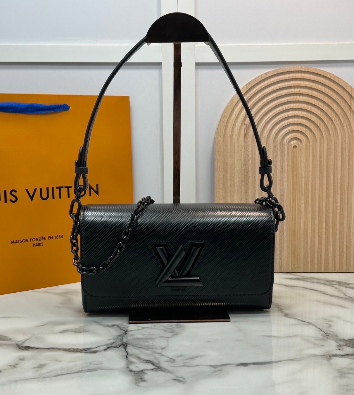 ORI หนังแท้ | LV Twist West Bag กระเป๋าสะพายหนัง Epi ลายเกรน สุดคลาสสิกมาดีไซน์ใหม่ในรูปทรงยาวเผยลุคมีระดับเหนือกาลเวลา ความหรูหราเข้ากับสตรีตสไตล์