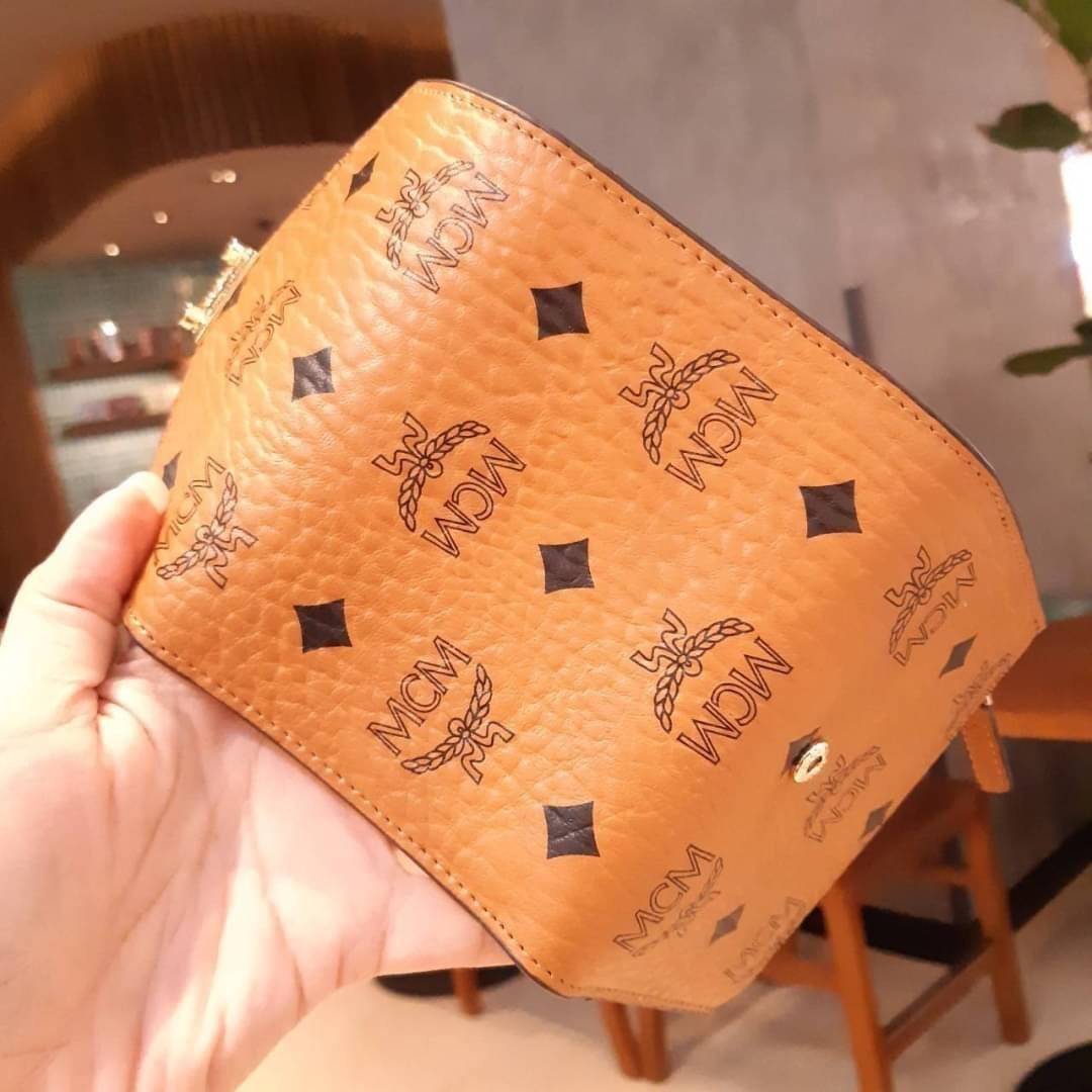 M.C.M PATRICIA THREE-FOLD WALLET IN VISETOS กระเป๋าสตางค์ใบเล็ก รุ่นฝาพับ unisex ใช้ได้ทั้งหนุ่มๆและสาวๆน้า ใช้งานง่าย ด้วยกระดุมโลโก้ พกพาง่าย วัสดุหนังแคนวาสคุณภาพดี ภายในเป็นหนังแท้ นิ่ม สวย ใส่บัตรได้เยอะ ใส่ธนบัตรได้ทุกชนิด ในช่องมีที่ใส่บัตรพิเศษภาย