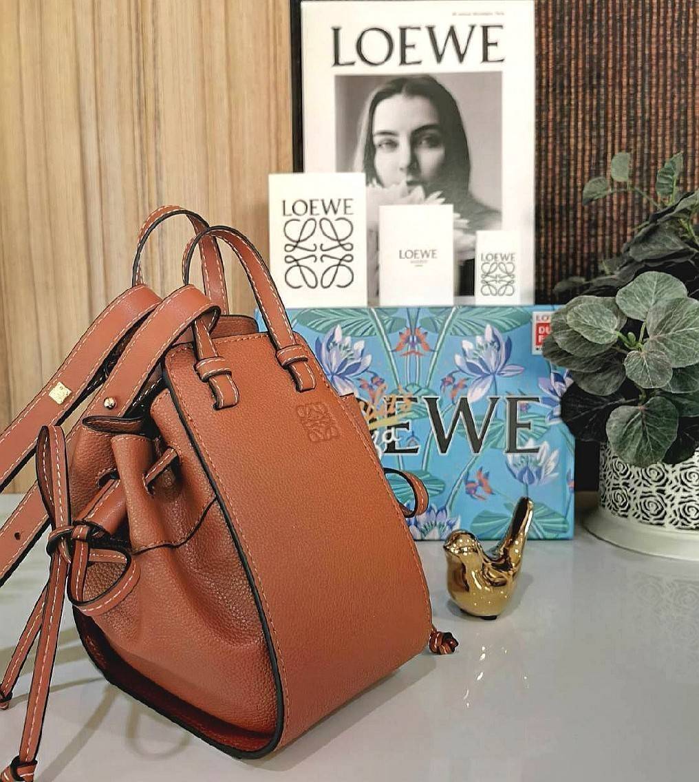 LOEWE HANDLE & SHOULDER BAG GIFT WITH PURCHASE (GWP) กระเป๋าถือหรือสะพายหนังแท้พรีเมี่ยมกิ๊ฟ Limited จาก LOEWE PERFUME DUTYFREE รุ่น Rare items สุดๆวัสดุหนังแท้ Calfskin หนังสวยดีไซน์คงเอกลักษณ์แบรนด์ สามารถปรับใช้ได้หลายทรงด้านข้างมีหูรูดปรับขยายทรงได้ภา