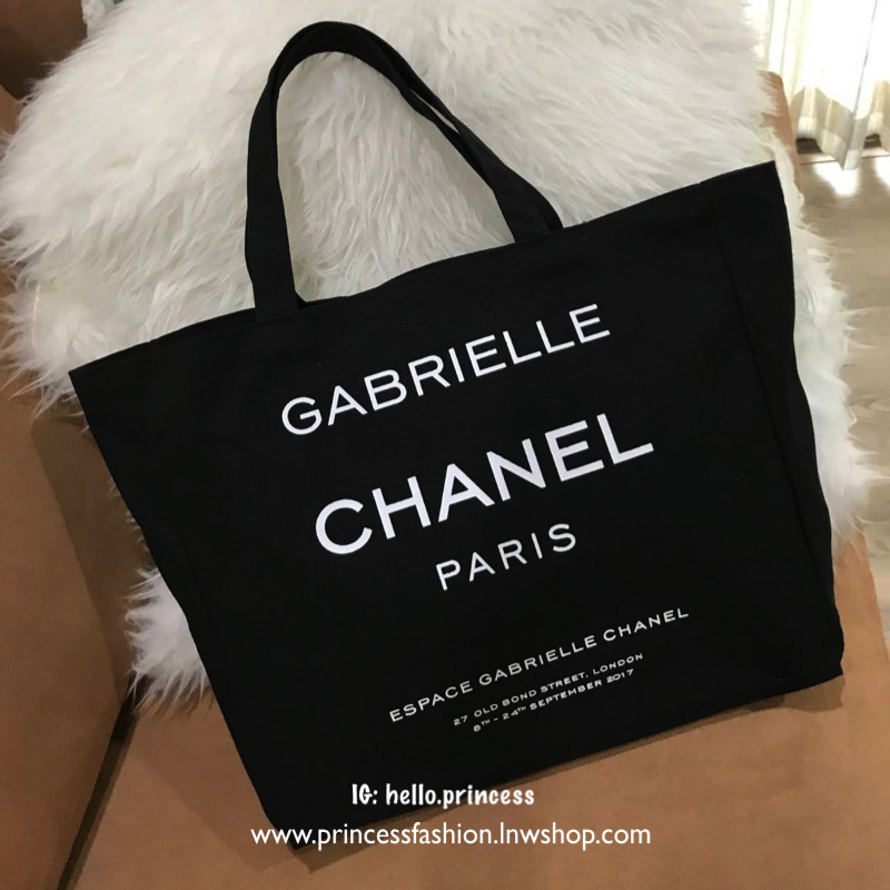 Chanel Canvas Shopping Bag Gift With Purchase (GWP) กระเป๋าสะพายทรง Shopping VIP. gift จาก Chanel Perfume วัสดุ Canvas เนื้อหนา คุณภาพ พิมพ์ลายเเบรนด์ทั้ง 2 ด้าน ดูมีดีเทล จุมาก ใส่ A4, Laptop น้ำหนักเบา Must Have !