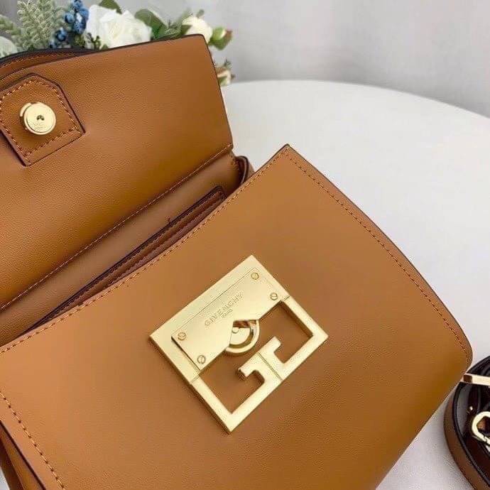 หนังแท้ Givenchy Mini Mystic Calfskin Leather Satchel / Givenchy Top Handle Bag กระเป๋ารุ่นใบใหม่จากแบรนด์หรู การออกแบบเชิงมุมโดดเด่นด้วยแผ่นปิดสามเหลี่ยมที่มีรายละเอียดพร้อมการปิดด้วยแม่เหล็ก double-G พกติดตัวไว้ที่หูหิ้วด้านบนหรือสวมสายสะพายทรงเรียวเพื่