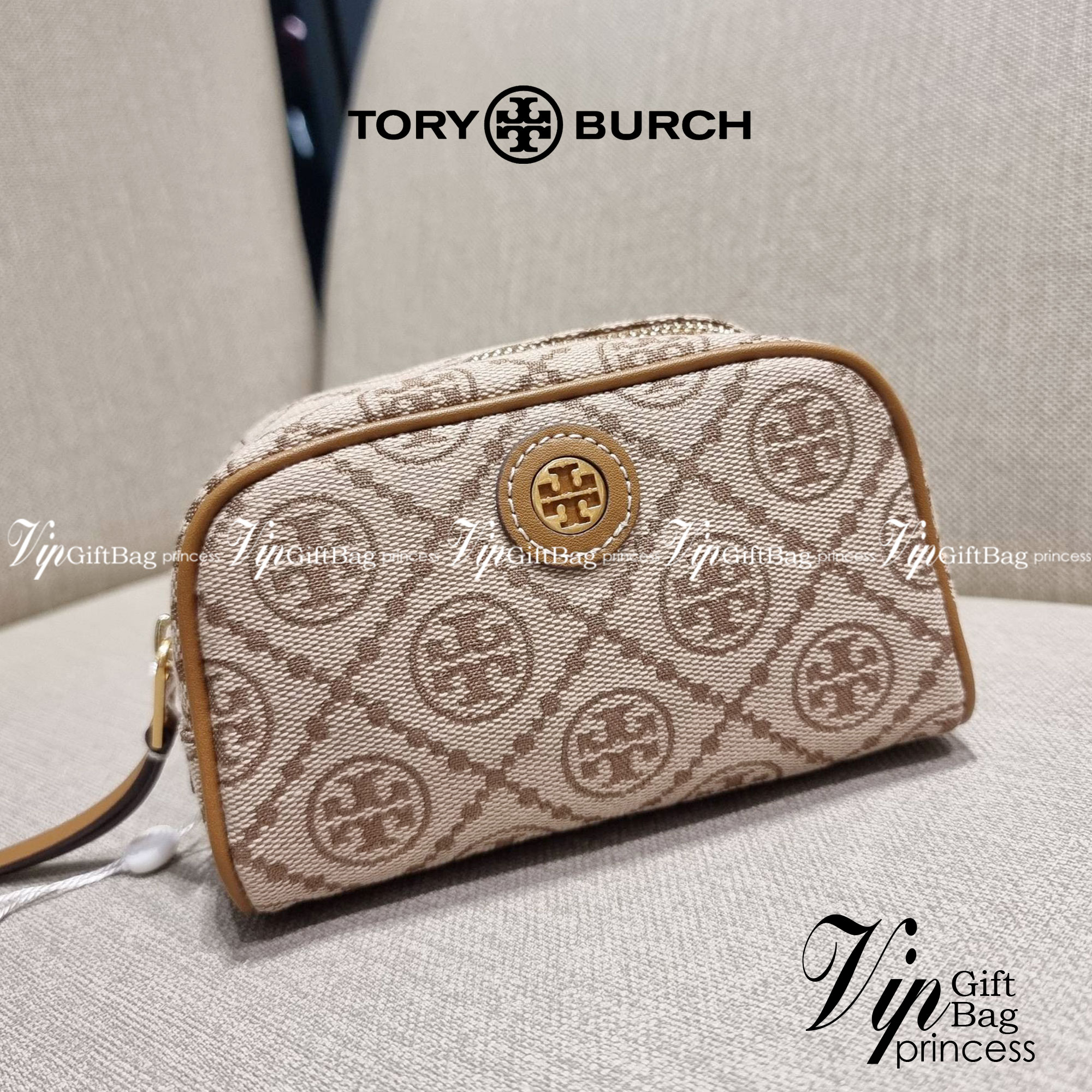 TORY BURCH T MONOGRAM JACQUARD MINI COSMETIC CASE ใหม่ล่าสุด กับกระเป๋าเอนกประสงค์ ที่ไม่ว่าจะไว้ใส่เครื่องสำอางค์ หรือจะไว้พกจำเป็นเช่น เงิน หรือกุญแจต่างๆ น้องใบนี้จัดให้ได้หมด สวยหรู ขนาดเหมาะมือ ถือแล้วขับผิว วัสดุผ้า jacquard รูดเปิด-ปิดด้วยซิป ภายใน