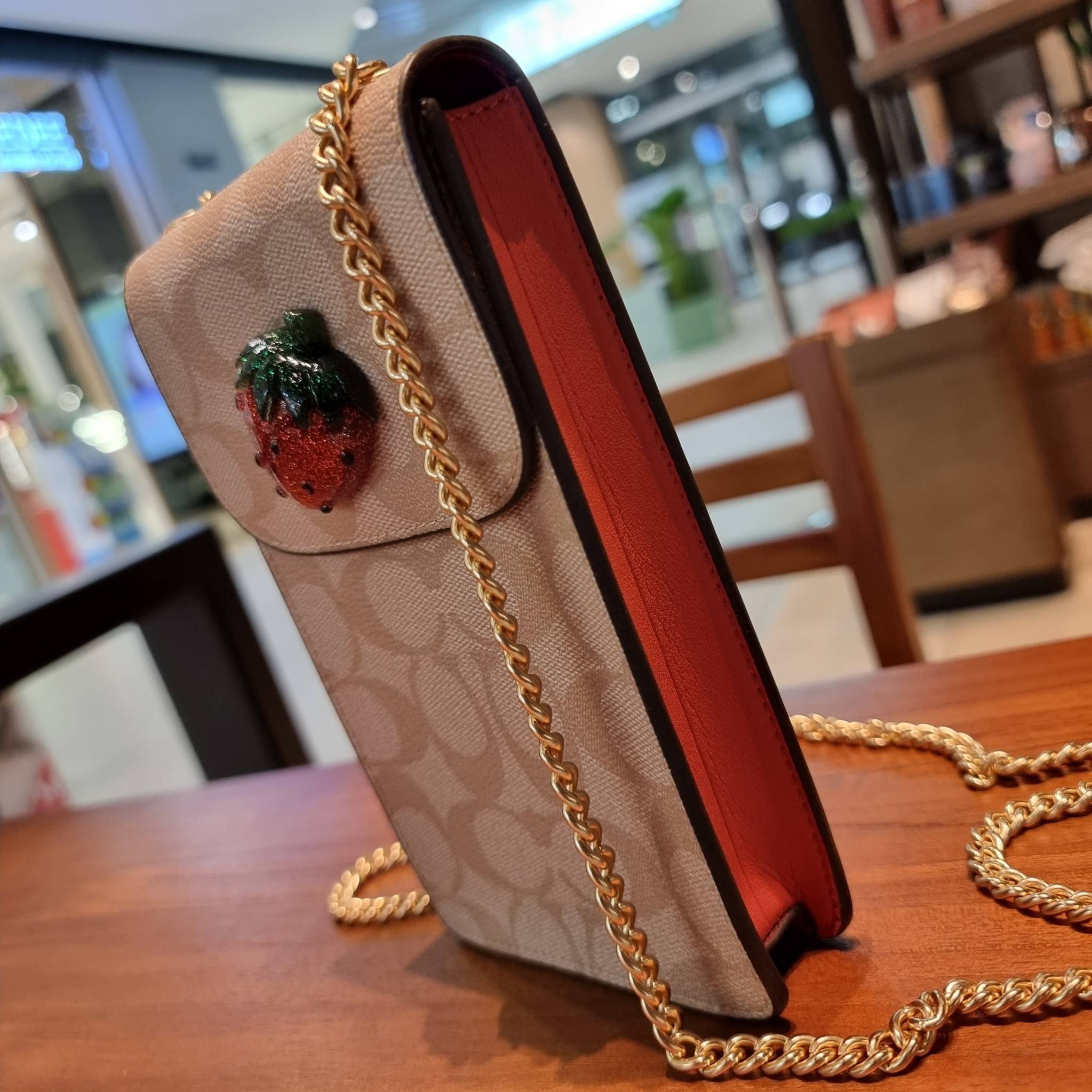 COACH F73486 NORTH/SOUTH PHONE CROSSBODY IN SIGNATURE CANVAS WITH FRUIT 🍒🍓🍋 แจกความสดใสกันอีกครั้ง!! กับกระเป๋าสะพายเอนกประสงค์ Case phone ใส่โทรศัพท์มือถือได้ทุกรุ่น ดีไซน์ลายผลไม้ฉ่ำๆ สวยมีเสน่ห์ 💖 วัสดุหนังแคนวาสคุณภาพ ฝ