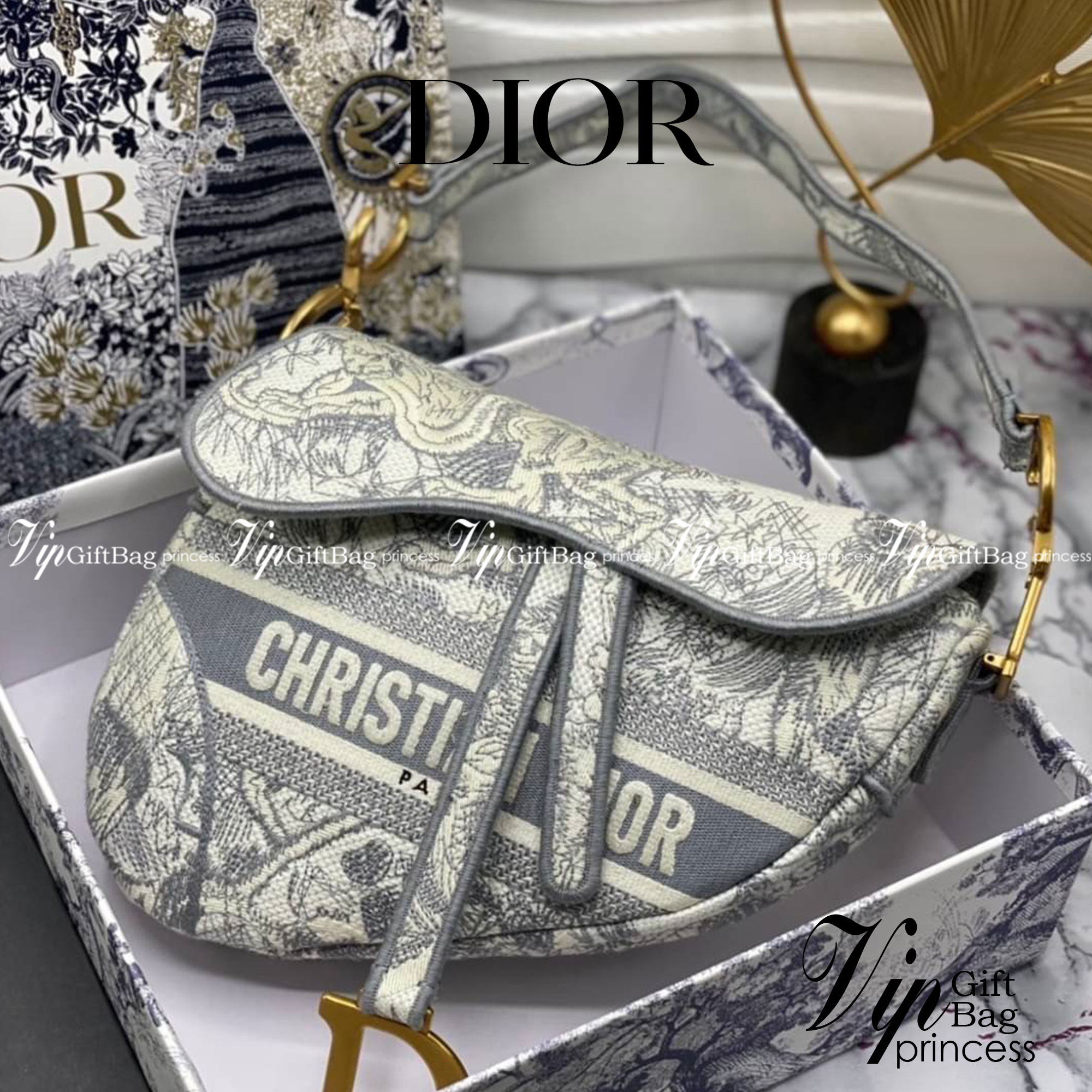 หนังแท้ DIOR SADDLE BAG Toile de Jouy Embroidery กระเป๋ารุ่นยอดนิยมตามแบบฉบับแบรนด์ พร้อมส่งที่ไทย เกรดออริจินอลหนังแท้ ภาพสินค้าถ่ายจากงานขายจริง ใช้งานต่างประเทศได้ค่ะ