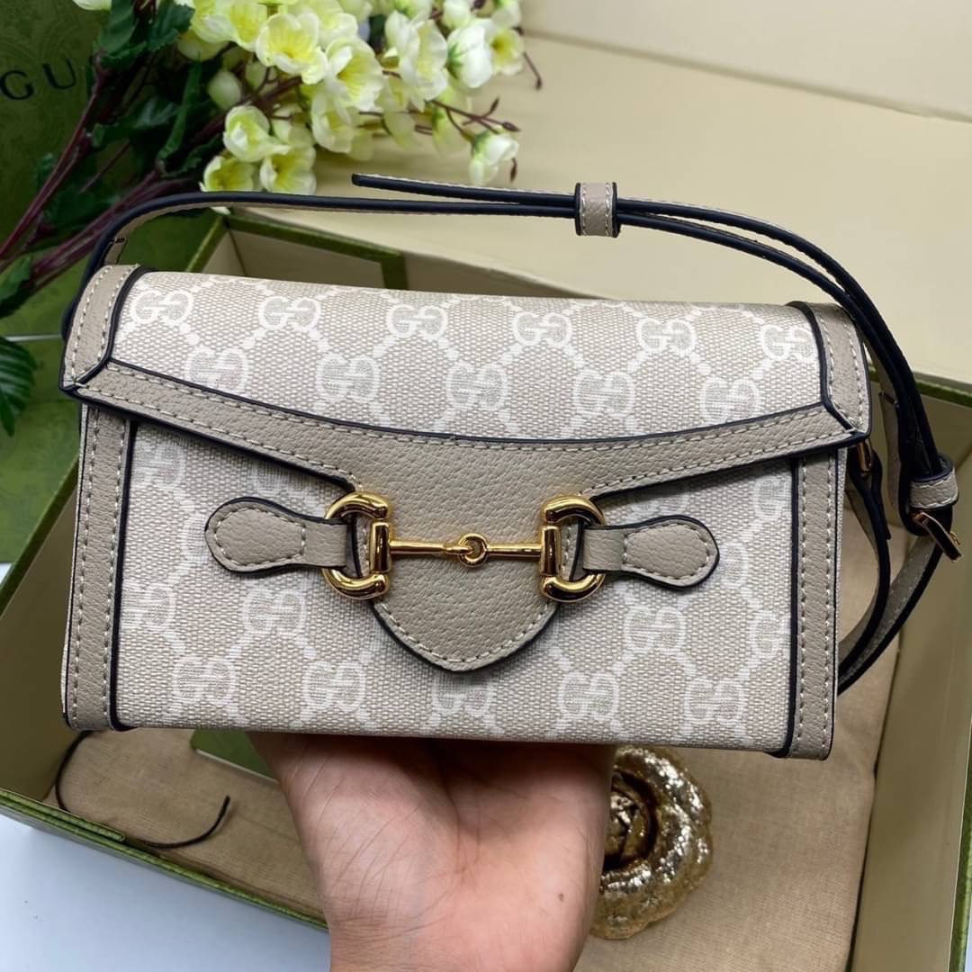 GUCCI HORSEBIT 1955 MINI BAG กระเป๋าสะพาย กระเป๋าใส่โทรศัพท์ ดีไซต์สัญลักษณ์วงแหวนตามแบบฉบับ GG มาพร้อมกล่องแบรนด์และสายสะพายยาวที่สามารถปรับระดับได้ พร้อมส่งให้สะพาย สวยๆ กันแล้ววันนี้ ใบนี้ must have..ค่ะ.!!
