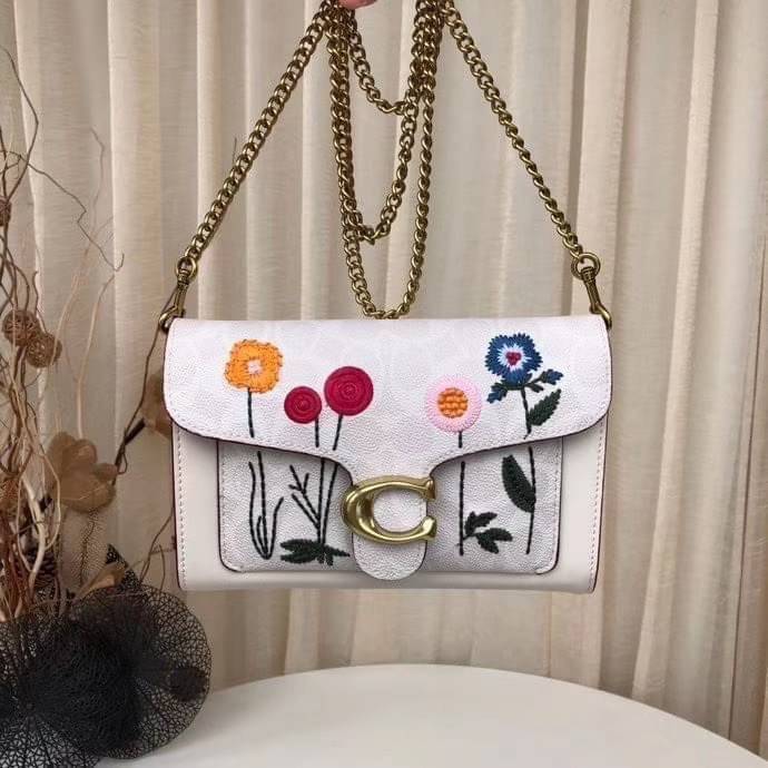 COACH Tabby Chain Clutch In Signature Canvas With Floral Embroidery C806 กระเป๋าสะพายข้าง หรือถือแบบคลัทเก๋ๆออกงานได้เลยค่ะ วัสดุหนังแท้ หนังนิ่มมือ บอกเลยต้องหลงรักแน่ๆค่ะ💕 คอลเลคชั่นปังๆ มาพร้อมเสิร์ฟจ้า ดีไซน์ปักลายดอกไม้ สีสันสดใส เปิดปิดกระเป