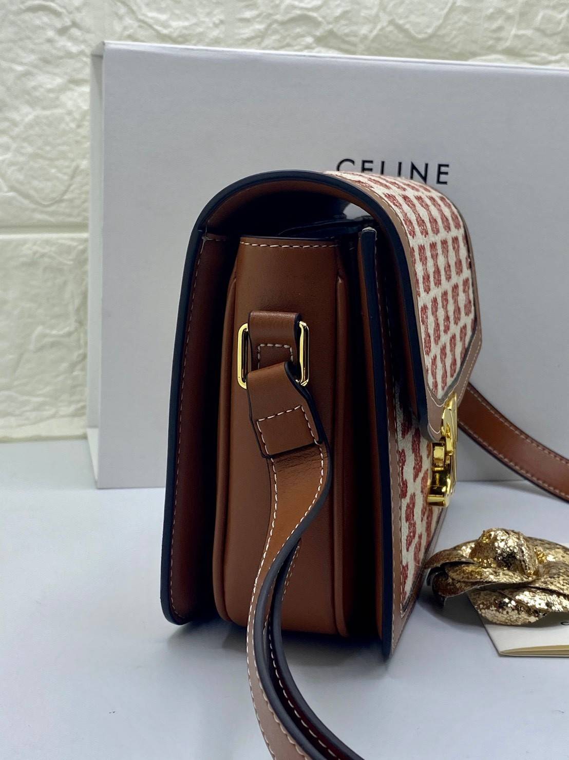 พรีเมี่ยมกิ๊ฟแท้ 100% 】พร้อมส่งที่ไทย ที่นี่ที่เดียว CELINE TRIOMPHE CROSSBODY BAG VIP GIFT WITH PURCHASE-GWP พรีเมี่ยมกิ๊ฟ Limited Edition จาก CELINE PERFUME DUTY FREE COUNTER วัสดุ CANVAS & LEATHER ดีไซน์ยอดนิยมสไตล์สาว LISA