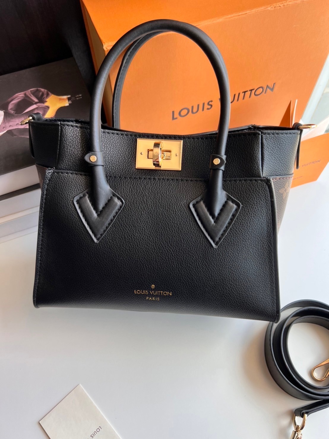 หนังแท้ LV On My Side PM กระเป๋าโท้ทขนาดกะทัดรัดที่ผลิตจากหนังลูกวัวเนื้อนุ่ม เกรดออริจินอล ภาพสินค้าถ่ายจากงานขายจริง ใช้งานต่างประเทศได้