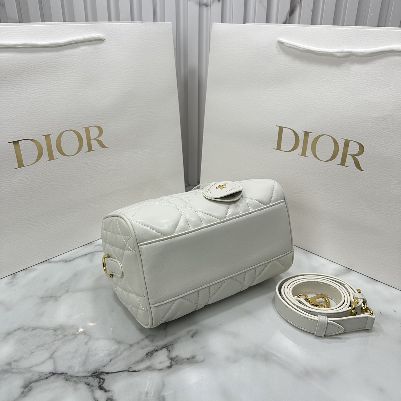 DIOR Groove 20 Bag / Dior Keepall Macrocannage Leather / Oblique Jacquard กระเป๋าสะพายทรงบอสตัน Keepall ทันสมัยและสง่างาม ใช้งานได้ทั้งแบบสะพายไหล่หรือสะพายแบบครอสบอดี้ เหมาะเป็นไอเทมคู่ใจในชีวิตประจำวัน เกรดออริ 1:1