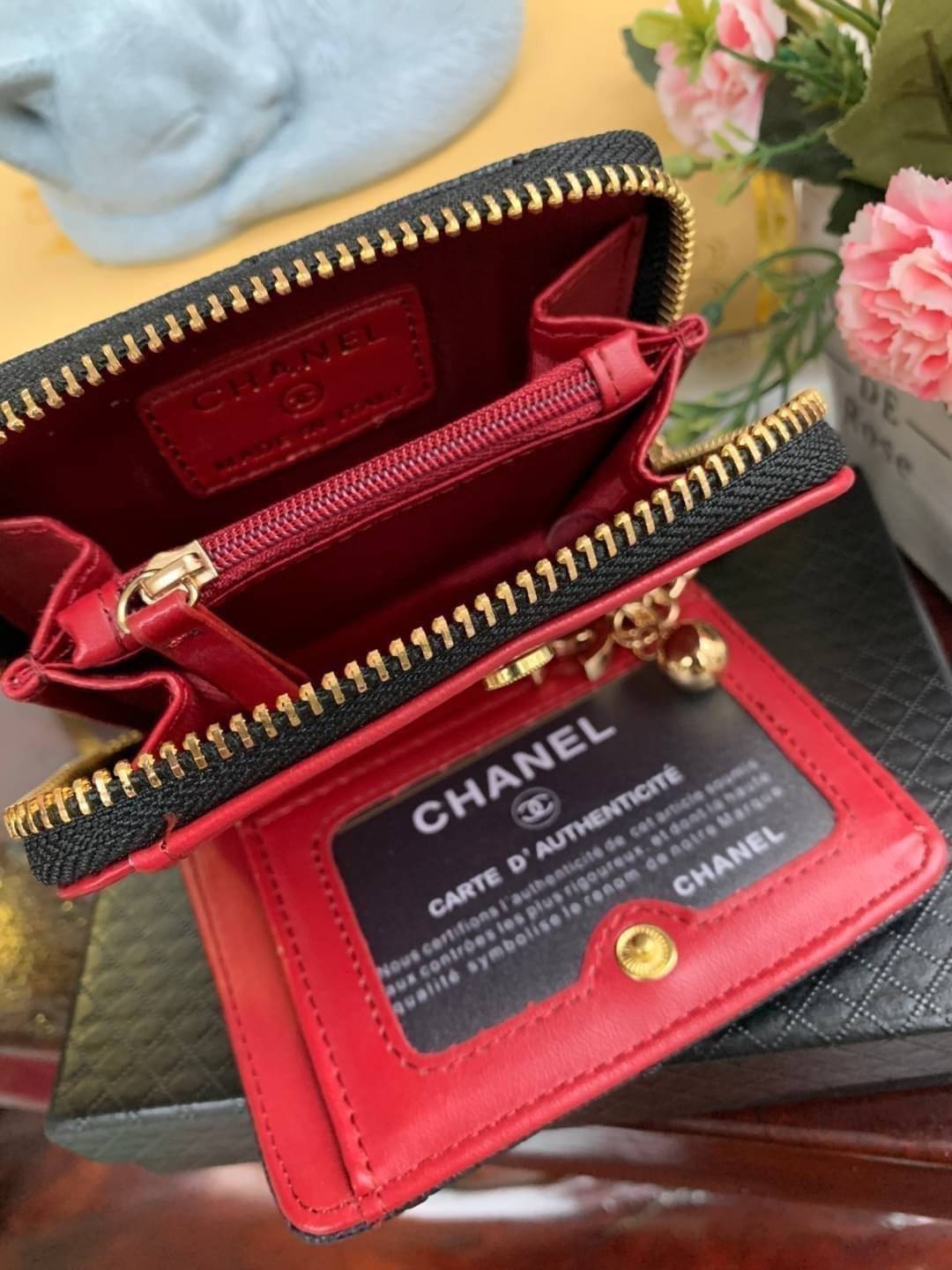 Chanel Short Wallet Caviar Skin กระเป๋าสตางค์แบบสั้น งานพรีเมี่ยมกิ๊ฟสุดพิเศษ มาพร้อมกล่องและการ์ด สำหรับมอบเป็นของขวัญให้กับคนพิเศษในโอกาสดีๆ กระเป๋าสตางค์สั้นใบนี้สามารถใช้งานได้ทั้ง2ด้าน มีทั้งด้านช่องซิปใส่เหรียญ อีกด้านสำหรับใส่ธนบัตรและการ์ด วัสดุลา