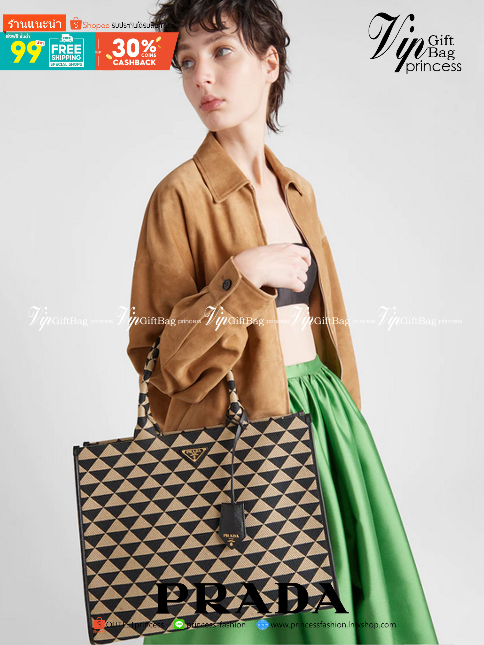 PRADA Small Prada Symbole jacquard fabric handbag แบบใหม่ล่าสุดจากแบรนด์ดัง จัดให้แบบเลิศๆ กับกระเป๋าทรงโท้ท สวยเอกลักษณ์ ภายในโล่งกว้างมาก ใส่ของแบบแน่นๆ จุๆไปได้เลย หมดห่วง!! และยังมีสายครอสบอดี้มาให้ จะสะพายชิคๆคูลๆ จะถือแบบปังๆ ก็เอาอยู่ทุกลุค ราคาคุ้