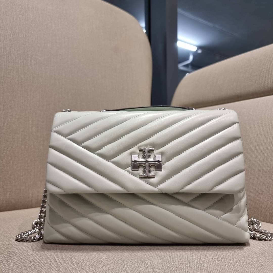 TORY BURCH KIRA CHEVRON CONVERTIBLE SHOULDER BAG (SMALL / MEDIUM) กระเป๋าสะพายรุ่นยอดฮิต ไซส์คลาสสิค ที่ใช้ยังไงก็ดูหรู ดีไซน์เฉพาะตัว วัสดุหนังแกะ สัมผัสนิ่ม เปิด-ปิดด้วยกระดุมแม่เหล็ก ภายในเป็นช่องโล่ง ใส่กระเป๋าสตางค์ มือถือ เครื่องสำอางค์ พาวเวอร์แบงค