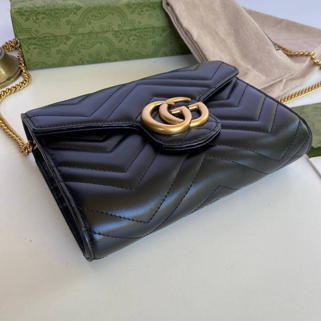 GUCCI Marmont Wallet on chain Leather / GG Marmont Chain Wallet เกรดเทพออริจินอล หนังแท้ งานสวยน่ารักมาก ใส่โทรศัพท์ได้ทุกรุ่น หนังวัวแท้นิ่มมาก ใส่การ์ด ใส่บัตร ได้เยอะมากๆ ฝ่าปิดแบบกระดุมใช้งานง่าย *กระดุมมีโลโก้ Gucci * งานสวยละเอียดยิบย่อยทุกจุด ภาพถ่