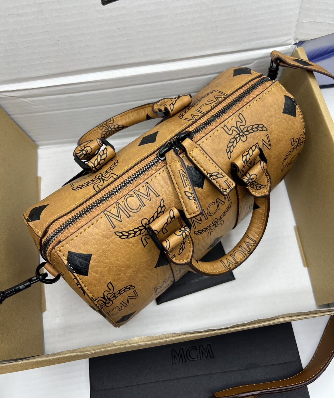 M.C.M Aren Boston Bag in Maxi Visetos with nappa leather trim กระเป๋าสะพายข้างบอสตัน คอลเลคชั่นสุดฮอต ดีไซน์โลโก้ใหม่ เกรดออริ สลับแท้ 1:1 ใช้งานต่างประเทศได้