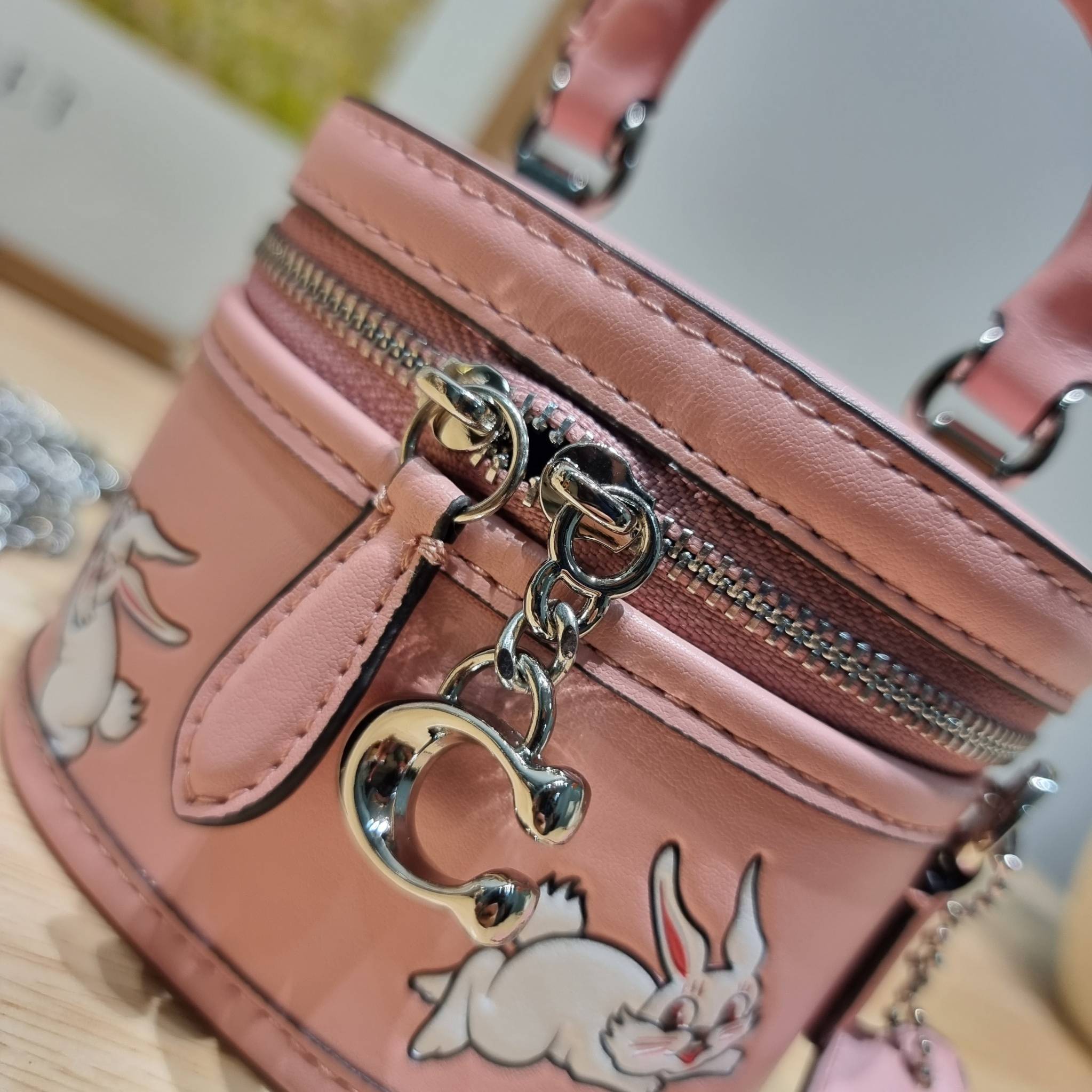 COACH TRAIL CROSSBODY 12 WITH RABBIT PRINT CN596 พร้อมส่ง กระเป๋าสะพายทรงกล่องทรงโค้ง น่ารักสุดฮิต โดดเด่นด้วยน้องกระต่าย และอะไหล่ตัวซีที่หัวซิป ใช้งานสะดวก