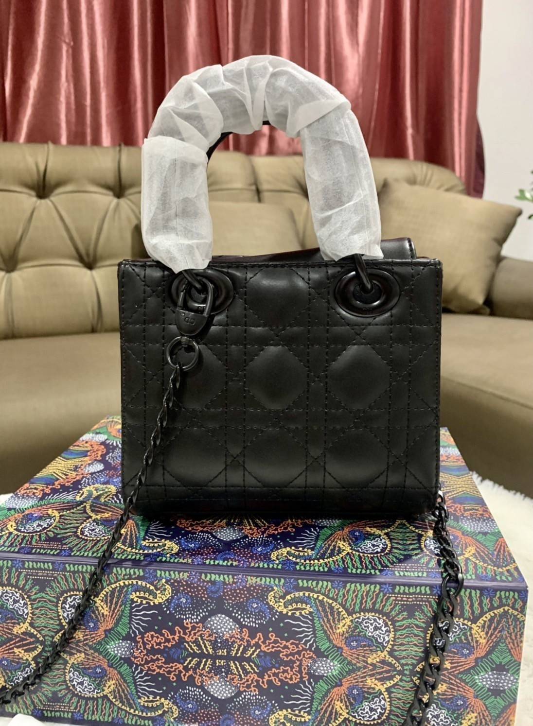 VIP 】MICRO LADY DIOR BAG Cloud ฺBlack & Pink My ABC Cannage Lambskin : VIP GIFT WITH PURCHASE (GWP) พรีเมี่ยมกิ้ฟ Limited Edition จาก DIOR DUTYFREE COUNTER ความสง่างามอีกหนึ่งรุ่นของ Dior รูปทรงสีเหลียม ขนาดกระทัดรัด อะไหล่เข้ากับสีกระเป๋า ตั้งอยู่ทรง ฐาน