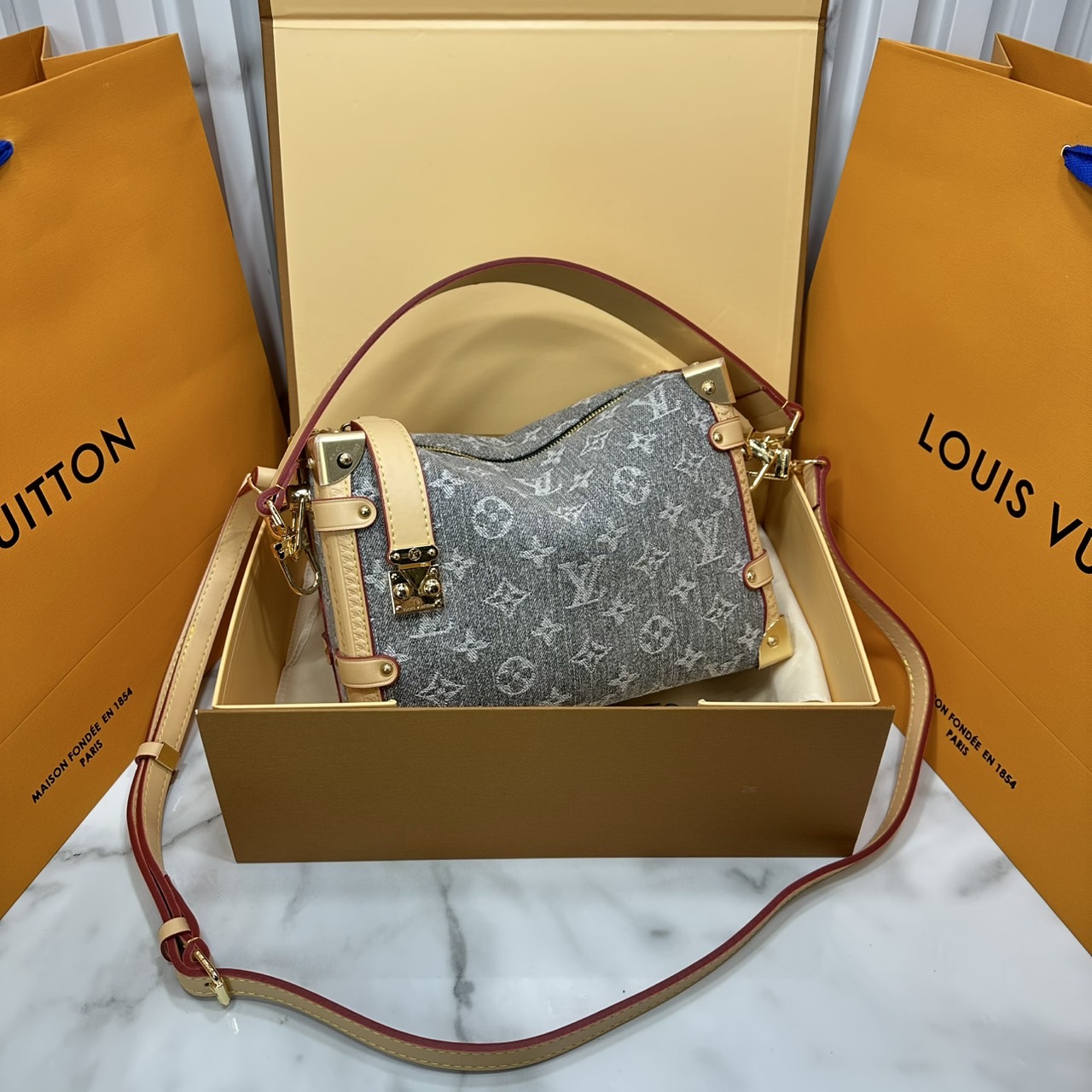 ORI หนังแท้ | LV Side Trunk MM Trianon Gray กระเป๋าสะพายทรงทรัรงค์ ด้วยโทนสีสไตล์ปารีเซียงอันหรูหราและรายละเอียดโทนสีทอง