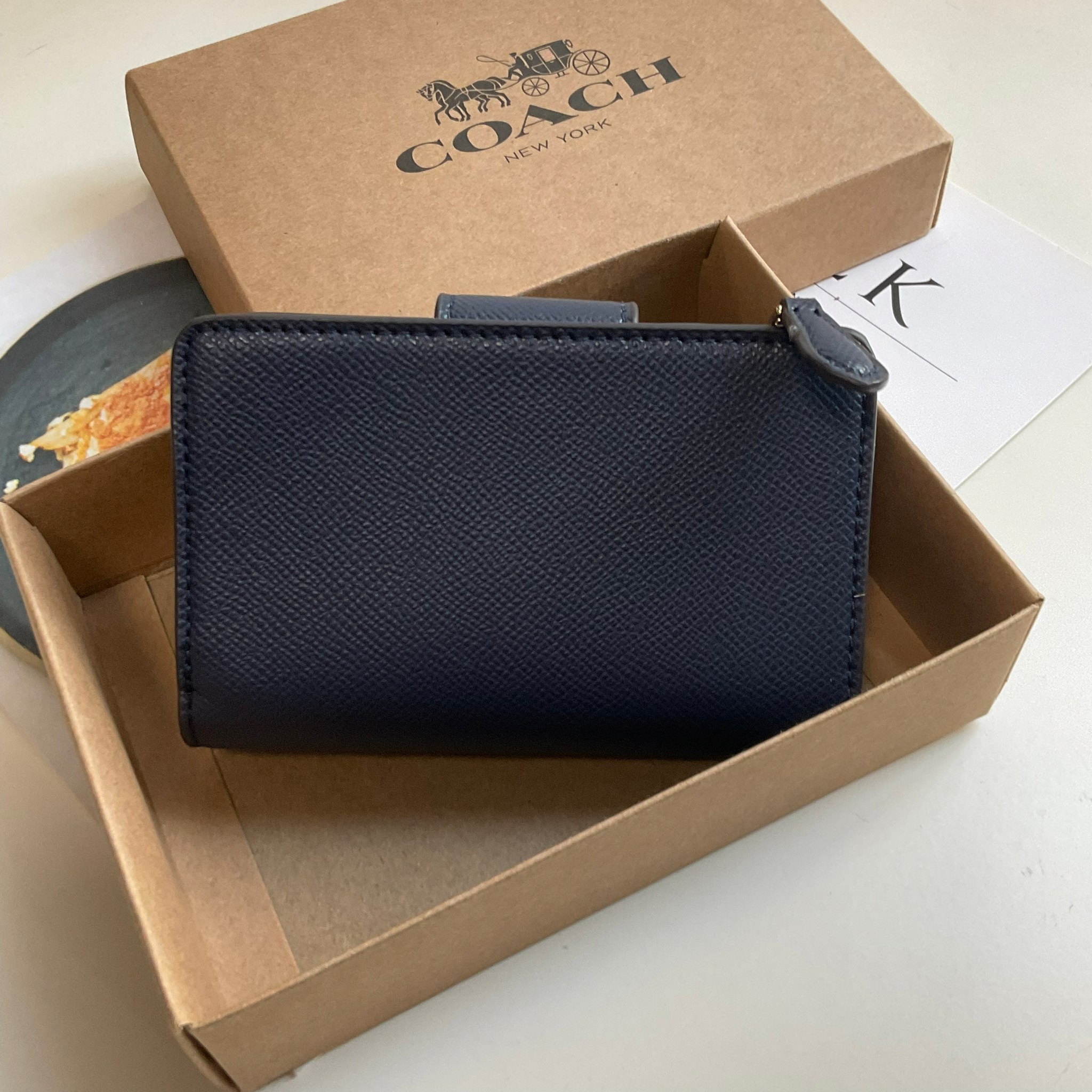 COACH SMALL WALLET IN SIGNATURE CANVAS กระเป๋าสตางค์ใบกลาง แบบพับสองตอน เปิดปิดด้วยกระดุมปั้มแบรนด์ ด้านในมีช่องใส่บัตรหลายช่อง พร้อมช่องใส่รูป และช่องใส่ธนบัตร ด้านหลังมีช่องซิปเหรียญอีกหนึ่งช่อง น้ำหนักเบา พกพาสะดวก อะไหล่ทองสุดหรู ห้ามพลาดค่ะ!