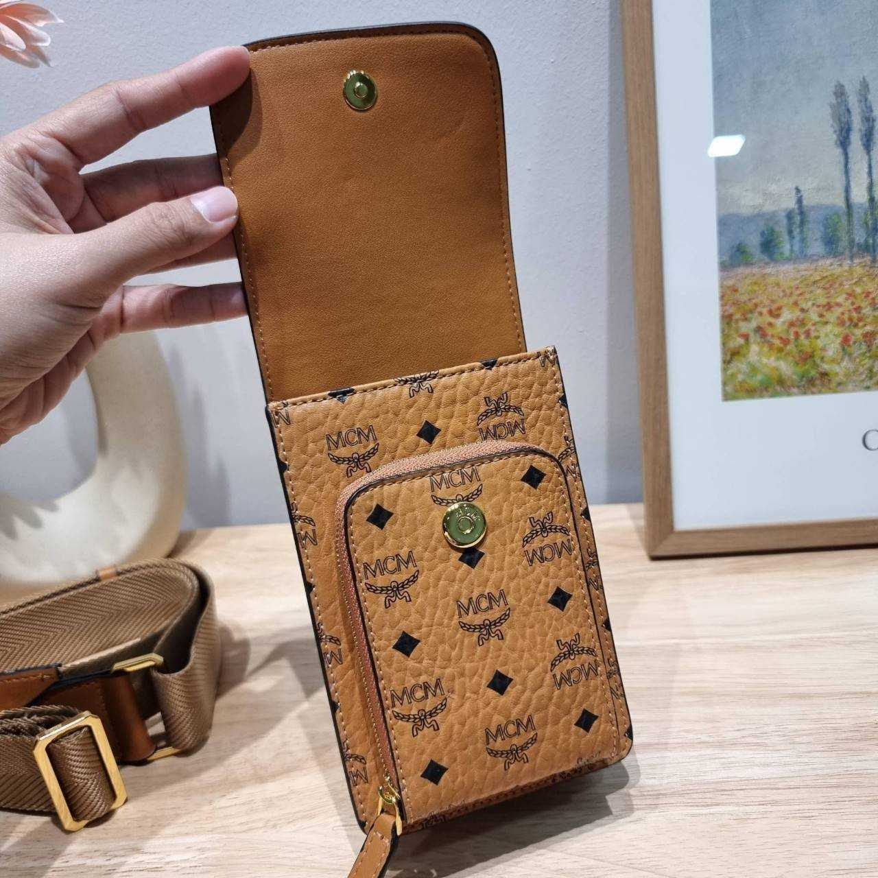 M.C.M CROSSBODY PHONE CASE IN VISETOS กระเป๋าสะพายข้าง สำหรับใส่ gadget คูลๆอย่างโทรศัพท์มือถือ ให้หนุ่มๆพกพาไปไหนๆได้สะดวก คล่องตัวกว่าเดิม เกรดออริ ท็อป 1:1 เกรดดีสุด สลับแท้