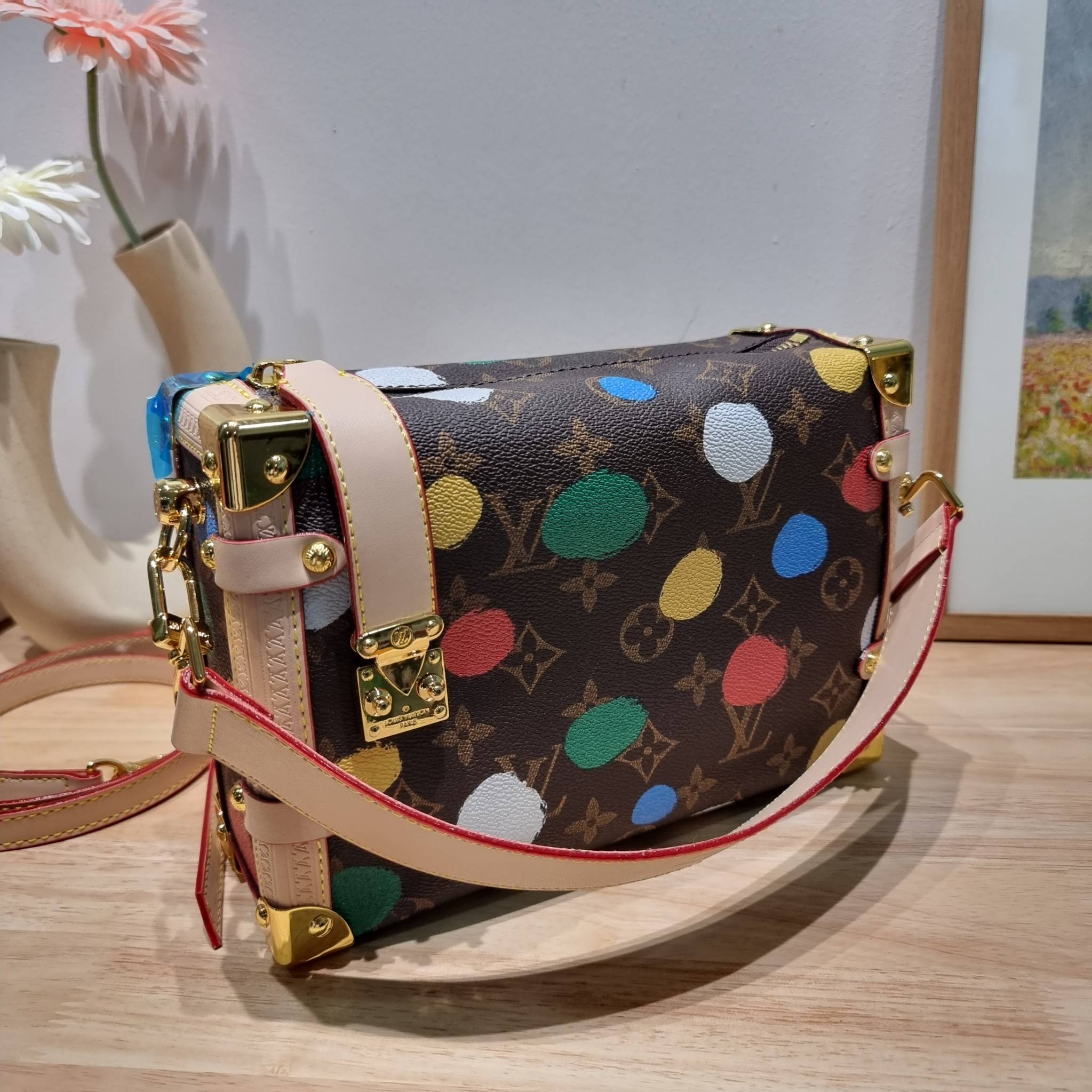 LV x YK SIDE TRUNK Monogram canvas bag สุดยอดกระเป๋าไอคอนนิค ทรงสวย ดีไซน์ใหม่ สวยมีเสน่ห์ รูปทรงกล่อง โดดเด่นด้วยหมุดเข้ามุม ซิปเปิด-ปิดล็อคได้ วัสดุหนังแคนวาส