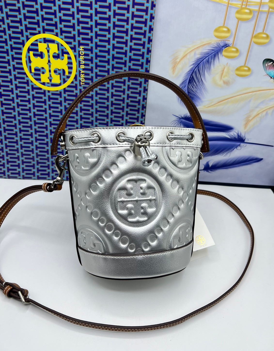 6 สี Tory Burch Puffy Mini / Tory burch T Monogram Puffy Patent Mini Bucket Bag / Tory Bucket Bag กระเป๋าบัคเกต size เล็ก โดดเด่นด้วยโลโก้ตัวนูนปั๊มด้านหน้า