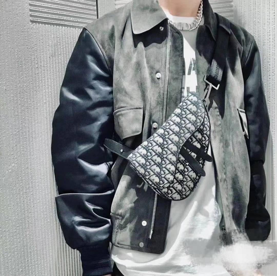 หนังแท้ DIOR MINI SADDLE BAG Beige And Black Dior Oblique Jacquard พร้อมส่งที่ไทย งานหนังแท้และผ้าแจ็คการ์ดออริจินอล ภาพสินค้าถ่ายจากงานขายจริง ใช้งานต่างประเทศได้