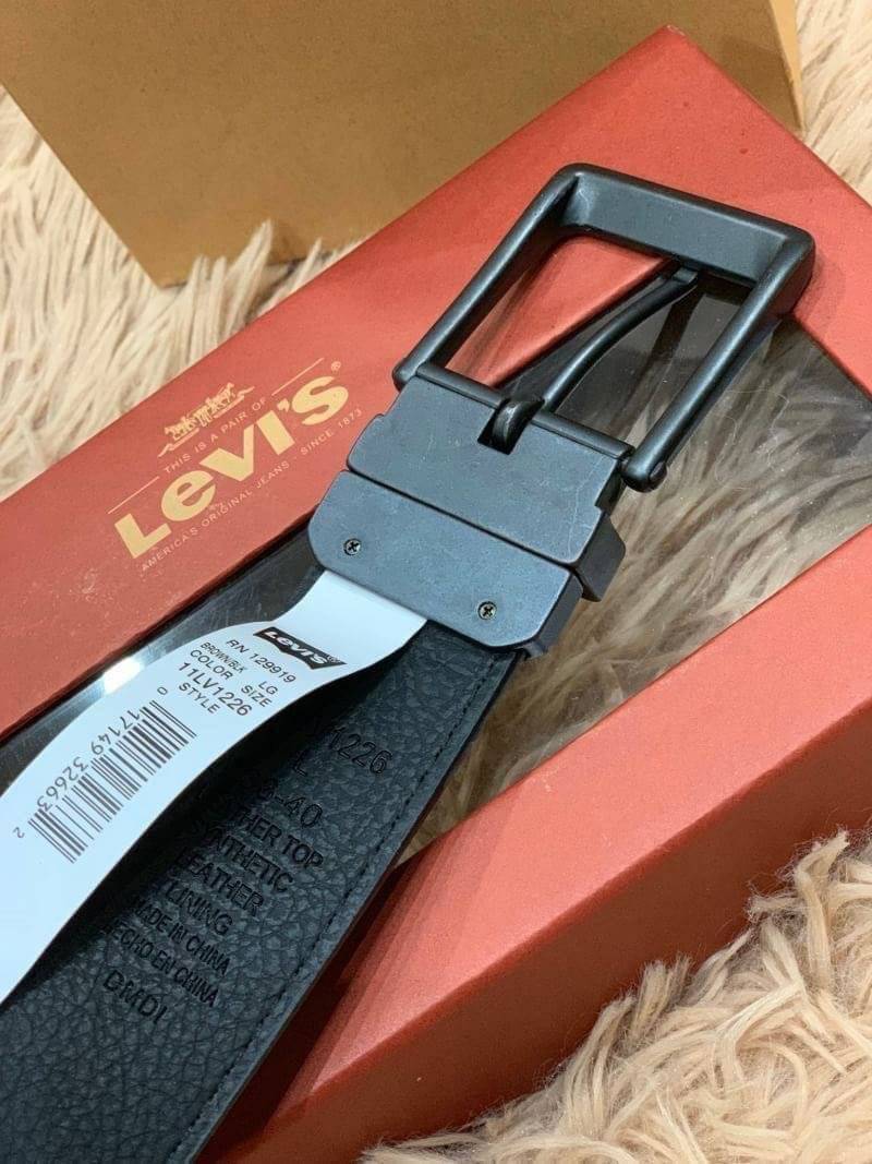 Levi’s Belt and Wallet Gift Set เซทสุดคุ้มทั้งกระเป๋าสตางค์พับสองตอนและเข็มขัดวัสดุหนังคุณภาพดี กระเป๋าสตางค์ปั้มโลโก้ด้านหน้าภายในมีช่องใส่ธนบัตรแยกเป็นสัดส่วนวัสดุคุณภาพดีตามแบบฉบับของแบรนด์เข็มขัดใช้ได้ในทุกโอกาส จัดเซทมาใน Gift Set หรือจะมอบเป็นของขวั