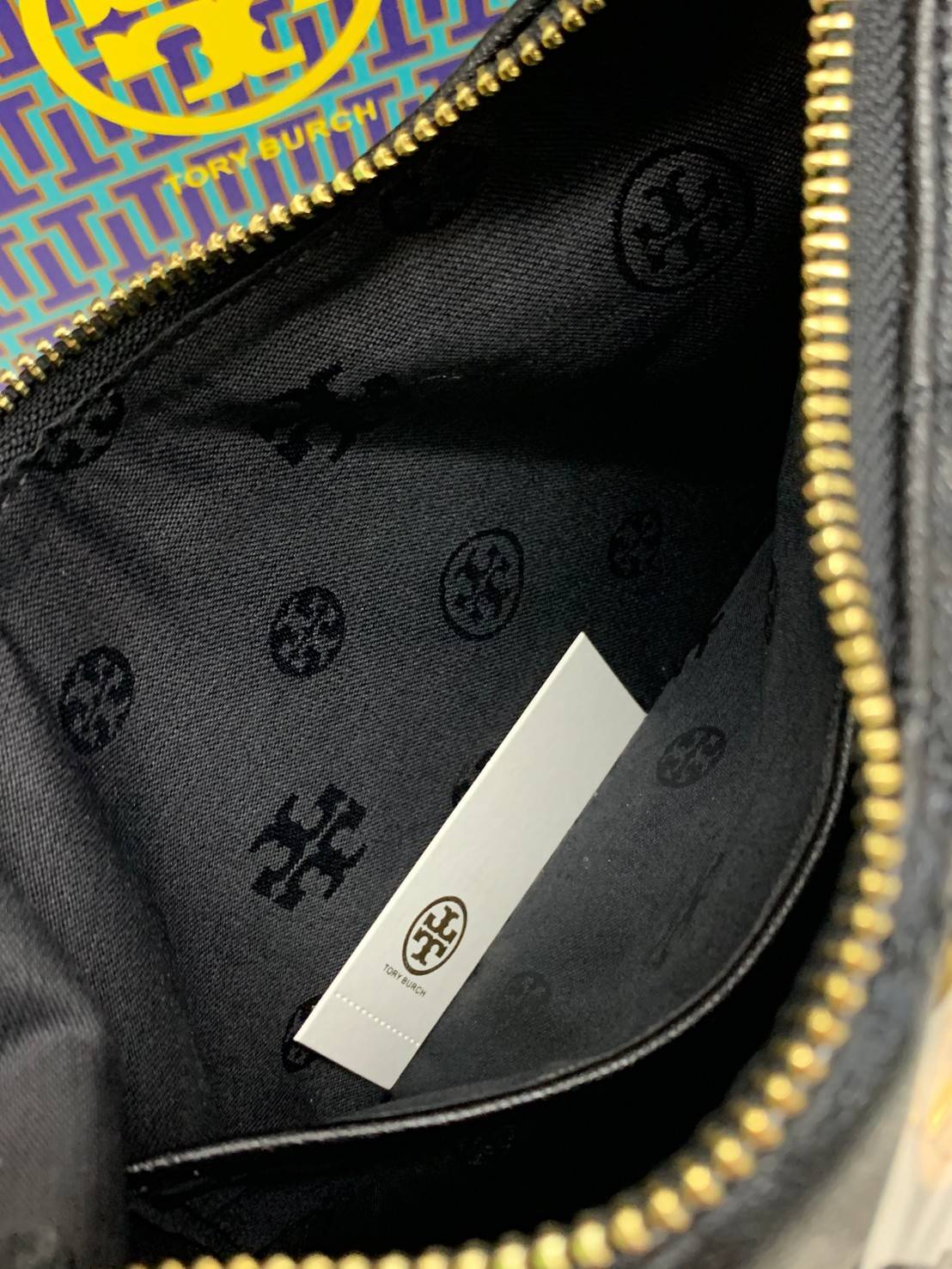 TORY BURCH WILLA MINI HOBO พร้อมส่งที่ไทย น้องน่ารัก กระทัดรัด น่าใช้มากๆเลยค่าา! กระเป๋หิ้วหรือสะพายข้างได้ ทรสวย หนังแท้อย่างดี หนังนิ่มลายนวม สวยมากๆค่ะ เปิดปิดกระเป๋าแบบซิป ภายในโล่งสามารถใส่กระเป๋าเงินใบยาวได้;ของจำเป็นอื่นๆได้พอประมานเลยนะคะ พร้อมช่