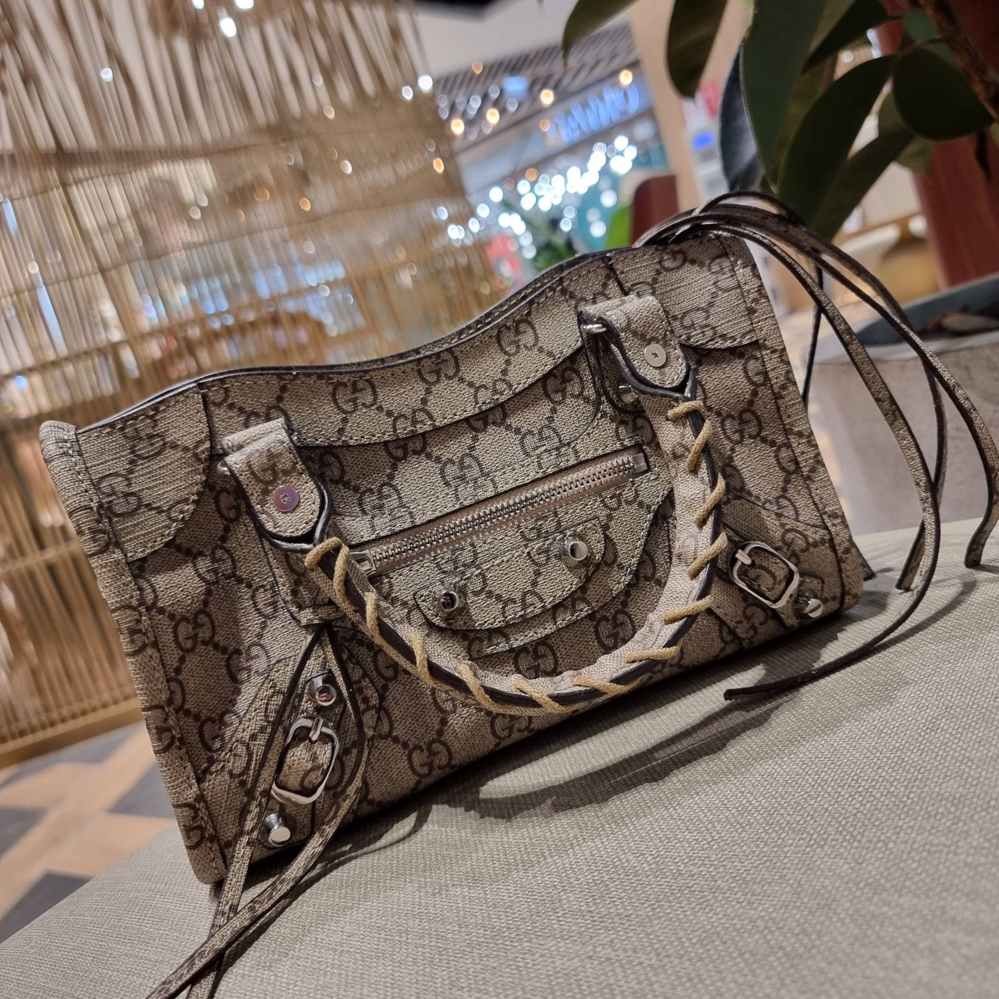 ไซส์ใหม่ กับรุ่นคอลแลบอีกหนึ่ง ที่ฮอตติดลมไม่เลิก!! Gucci×Balenciaga neo classic small bag กระเป๋าถือ/สะพายข้างที่โดดเด่นในสไตล์ที่ไม่ซ้ำ ไม่เกร่อ ดีไซน์มีกิมมิคและลูกเล่นแพรวพราว ทั้งหนังรูดซิป ทั้งหูจับ ทั้งความตกแต่ง มีดีเทลอัพราคาไปหมด วัสดุหนังแคนวาส