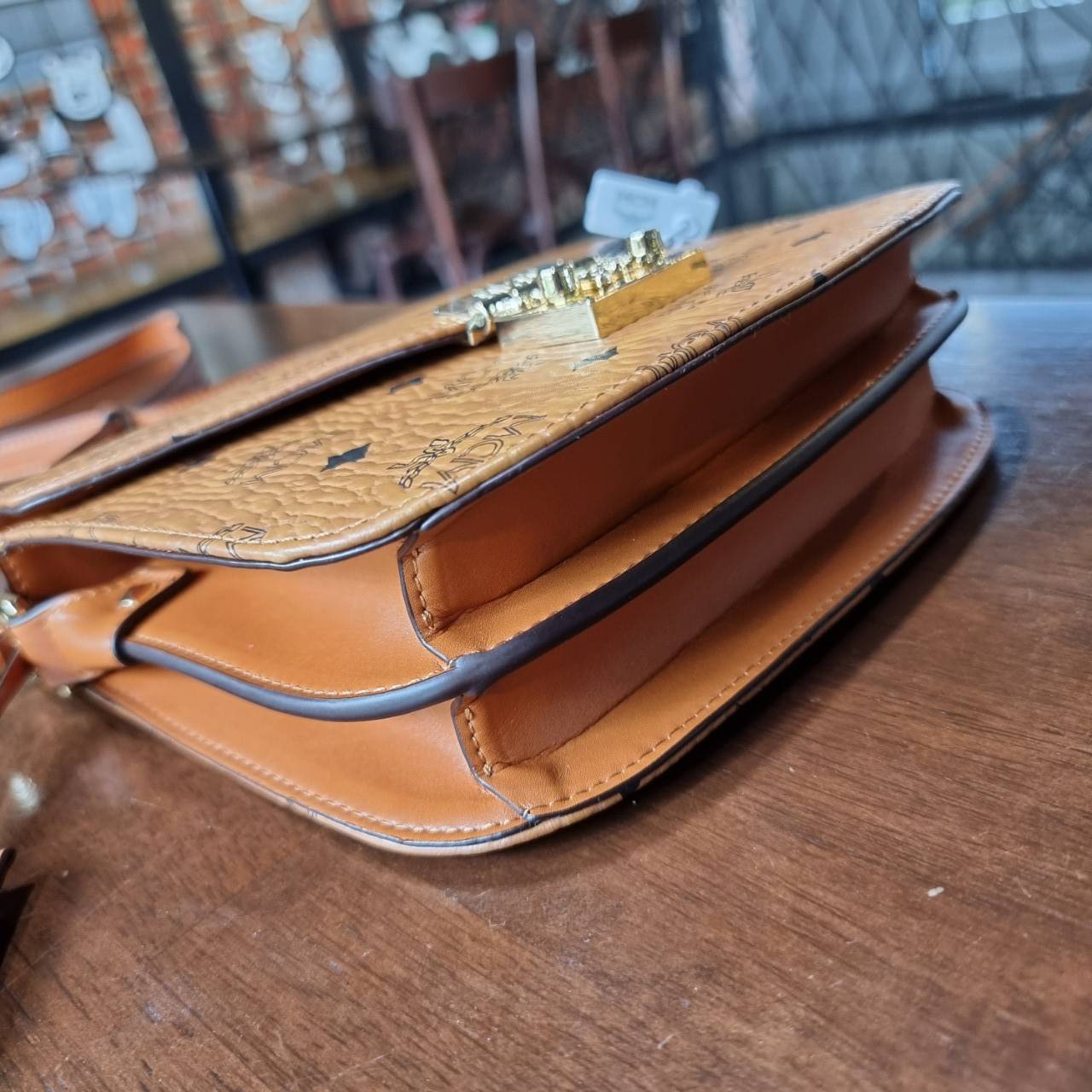 M.C.M PATRICIA SHOULDER BAG IN VISETOS กระเป๋าสะพายไหล่/ข้าง ดีไซน์ได้อย่างมีสไตล์ ดูมีสเน่ห์ด้วยทรงกระเป๋าที่โค้งบริเวณฐาน ให้ความรู้สึกนุ่มนวลมากขึ้น ใบนี้แมทช์ได้กับทุกลุค เท่ๆ casual หรูหรา หวานๆ ก็ทำให้โดดเด่นได้ด้วยไอเท็มนี้ วัสดุหนังแคนวาสคุณภาพดี 