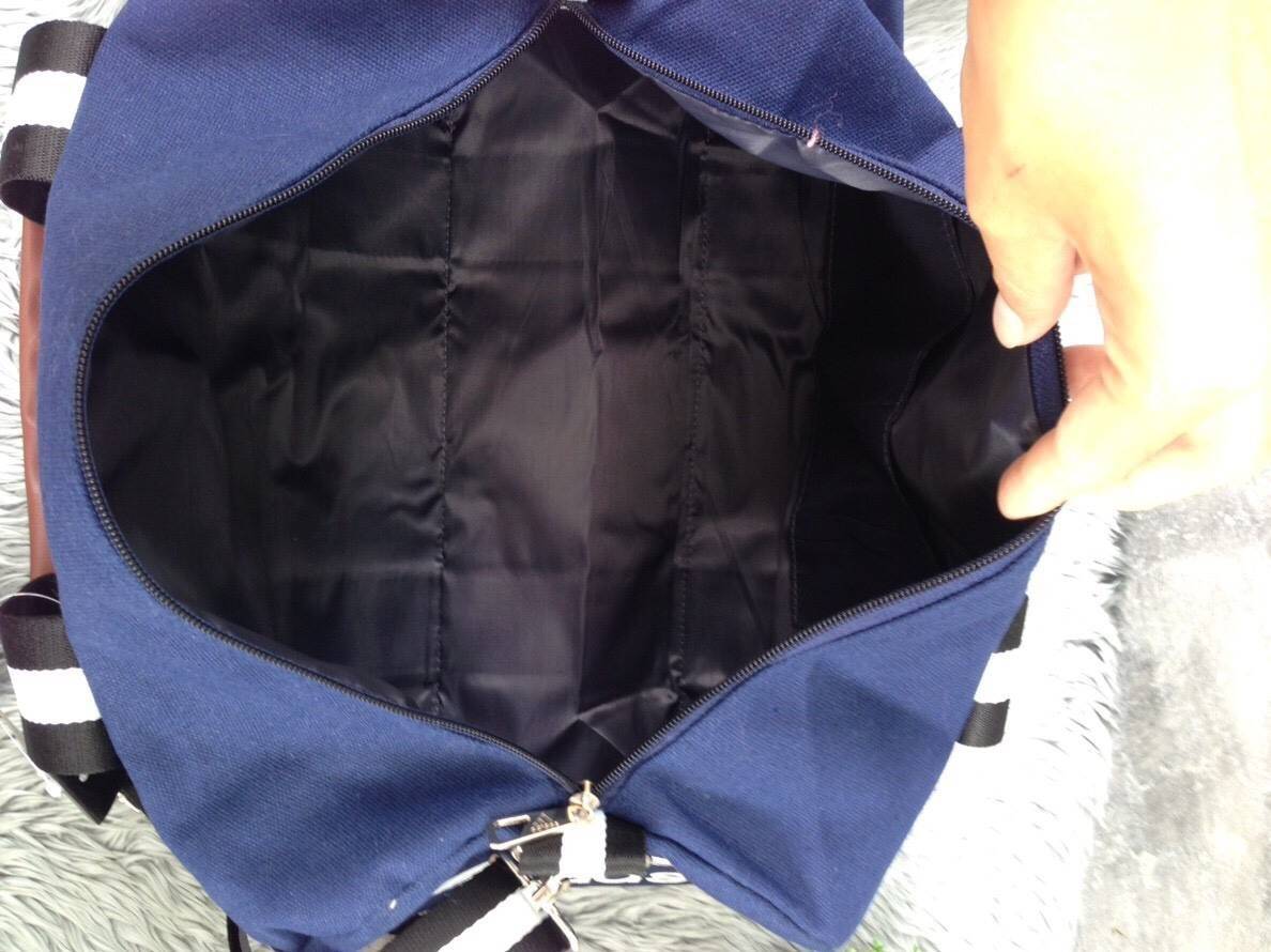 Adidas Travel Canvas Bag กระเป๋าเดินทางทรงหมอน ดีไซน์ sport วัสดุ canvas ด้านหน้าสกรีนแบรนด์ น้ำหนักเบา หูหิ้วมีหนังจับถนัดมือ ซิปแบรนด์ ช่องหลักเปิดปิดด้วยซิป ภายในกว้างใส่เสื้อผ้าได้ มีช่องเล็ก มาพร้อมสายยาว ถอด ปรับได้ค่ะ