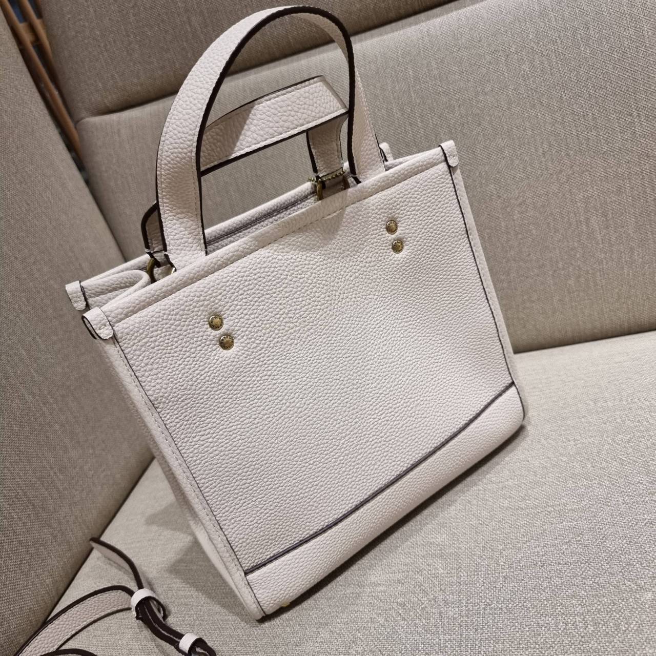 COACH C6494 COACH x JENNIFER LOPEZ DEMPSEY TOTE 22 WITH NYC SKYLINE คอลเลคชั่นใหม่ล่าสุด ยังไม่เข้า shop ไทย!! สุดยอดตัวแม่แห่งความเซ็กซี่ เจนนิเฟอร์ โลเปซ คอลแลบกับแบรนด์ เพิ่มความมีเสน่ห์ให้กับไอเท็มนี้ได้อย่างไม่ต้องสืบ!! กระเป๋าสะพายทรงโท้ท ดีไซน์โดดเ