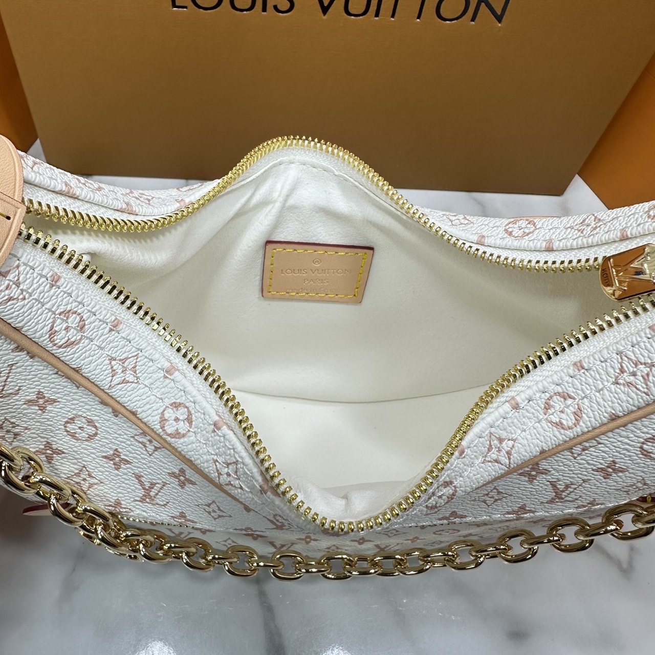 ORI หนังแท้ | LV Loop PM Bag กระเป๋าสะพาย ดีไซน์ทรงพระจันทร์ครึ่งเสี้ยวได้แรงบันดาลใจจากกระเป๋ารุ่น Croissant อันเป็นตำนานของเมซง รูปทรงกระเป๋ากะทัดรัดรับกับรูปร่างมาพร้อมสายโซ่