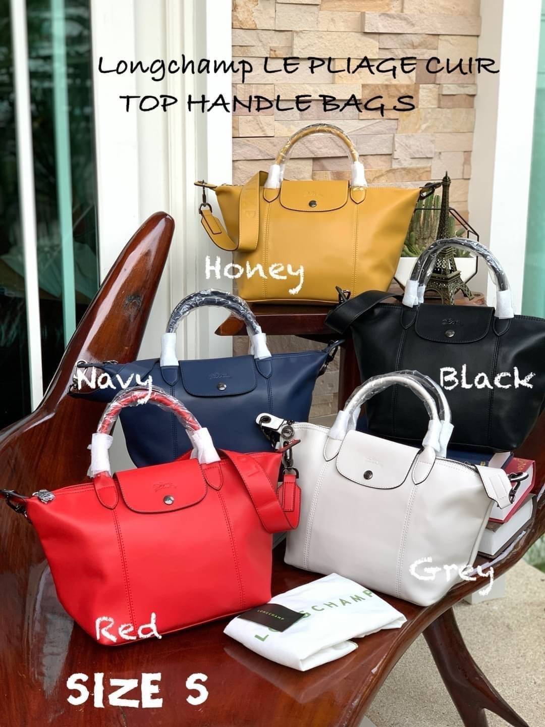 Longchamp LE PLIAGE CUIR TOP HANDLE BAG S เรียกว่าเป็นกระเป๋าอีกหนึ่งรุ่นที่ไม่ว่ายังไงก็ฮอตฮิตและติดเทรนด์ตลอดไม่เคยเปลี่ยนกับ ทรง Le Pliage Cuir หนึ่งในตระกูลกระเป๋าสุดไอคอนิกจากแบรนด์ เมื่อรุ่น Le Pliage Cuir ในรูปแบบของหนังแกะ Metis ได้ถือกำเนิดขึ้นใน