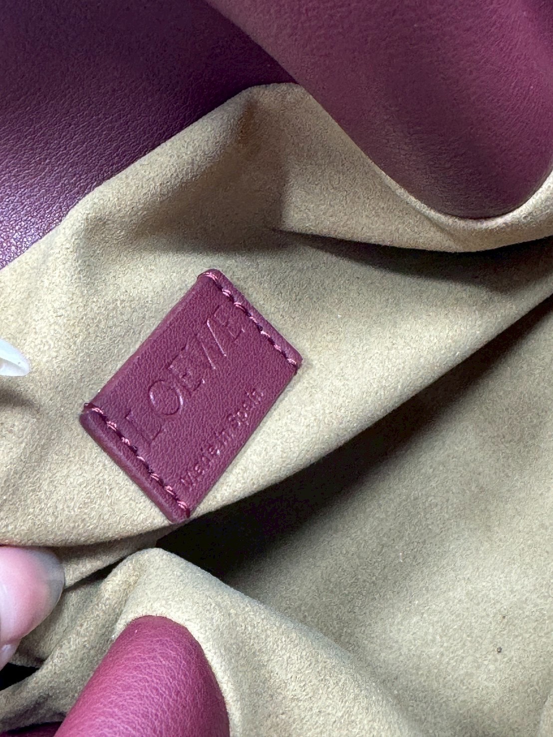 ORI หนังแท้ | Medium Loewe Flamenco clutch in nappa leather 30cm กระเป๋าสะพายทรงคลัชดีไซน์รูดเชือก เรียบหรูดูแพง เรียบง่ายใช้งานสะดวก หนังแนปป้าให้สัมผัสนุ่มสบายผิว มาพร้อมสายสะพายร้อยห่วงหรูหรา