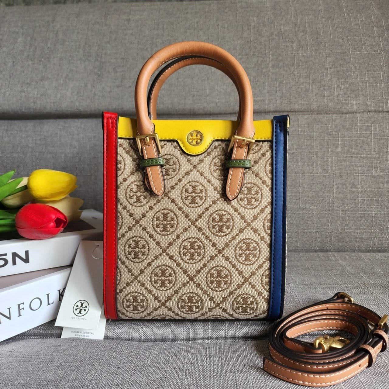 TORY BURCH T MONOGRAM COLORBlOCK JACQUARD MINI TOTE คอลเลคชั่นใหม่ล่าสุด ครอบครองก่อนใคร ไอเท็มยุคนี้รุ่นที่ควรมีติดตู้คะสาวๆ วัสดุ jacquard สลับหนังแท้ หูจับ มาพร้อมสายสะพายข้างหนังแท้ ปรับระดับได้ สายสามารถถอดออกได้ ภายในเป็นช่องโล่ง ใส่มือถือได้ กระเป๋