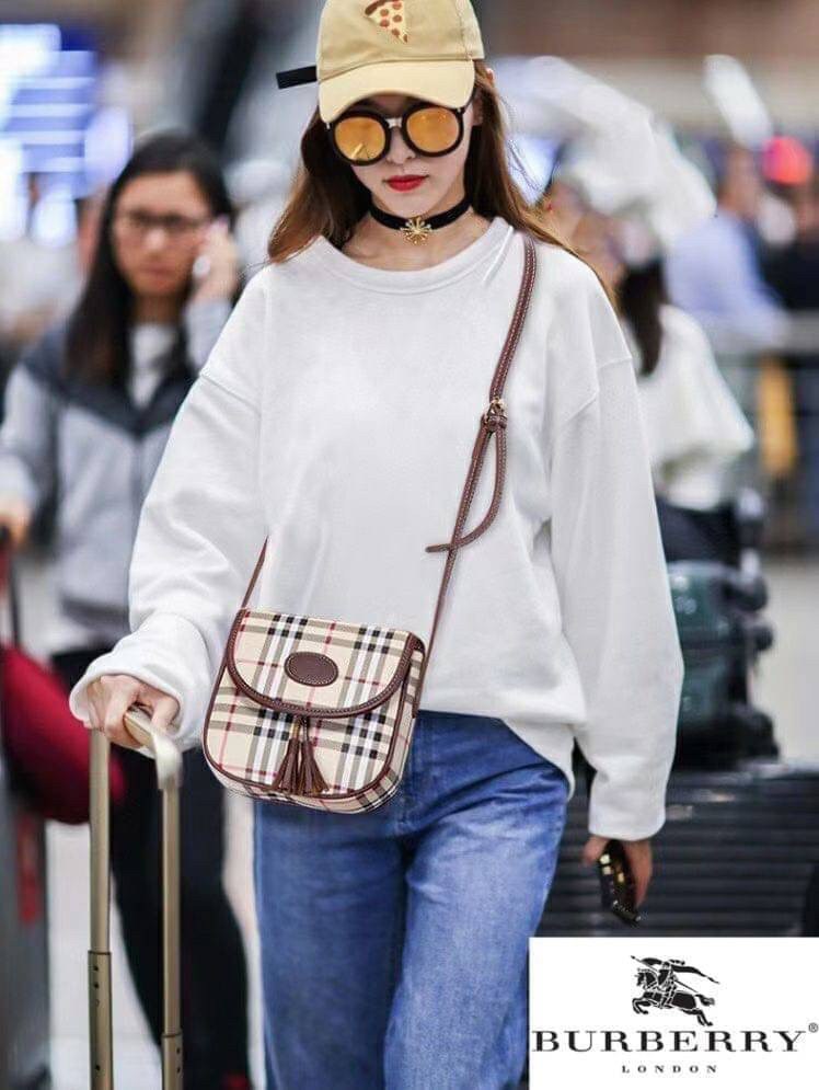 BURBERRY CROSSBODY VINTAGE BAG VIP GIFT WITH PURCHASE (GWP) พรีเมี่ยมกิ๊ฟ Limited Edition จากBURBERRY วัสดุหนังPVC สวยอยู่ทรง เปิดปิดด้วยฝาปิดกระดุมแม่เหล็กประดับริบบิ้นพู่