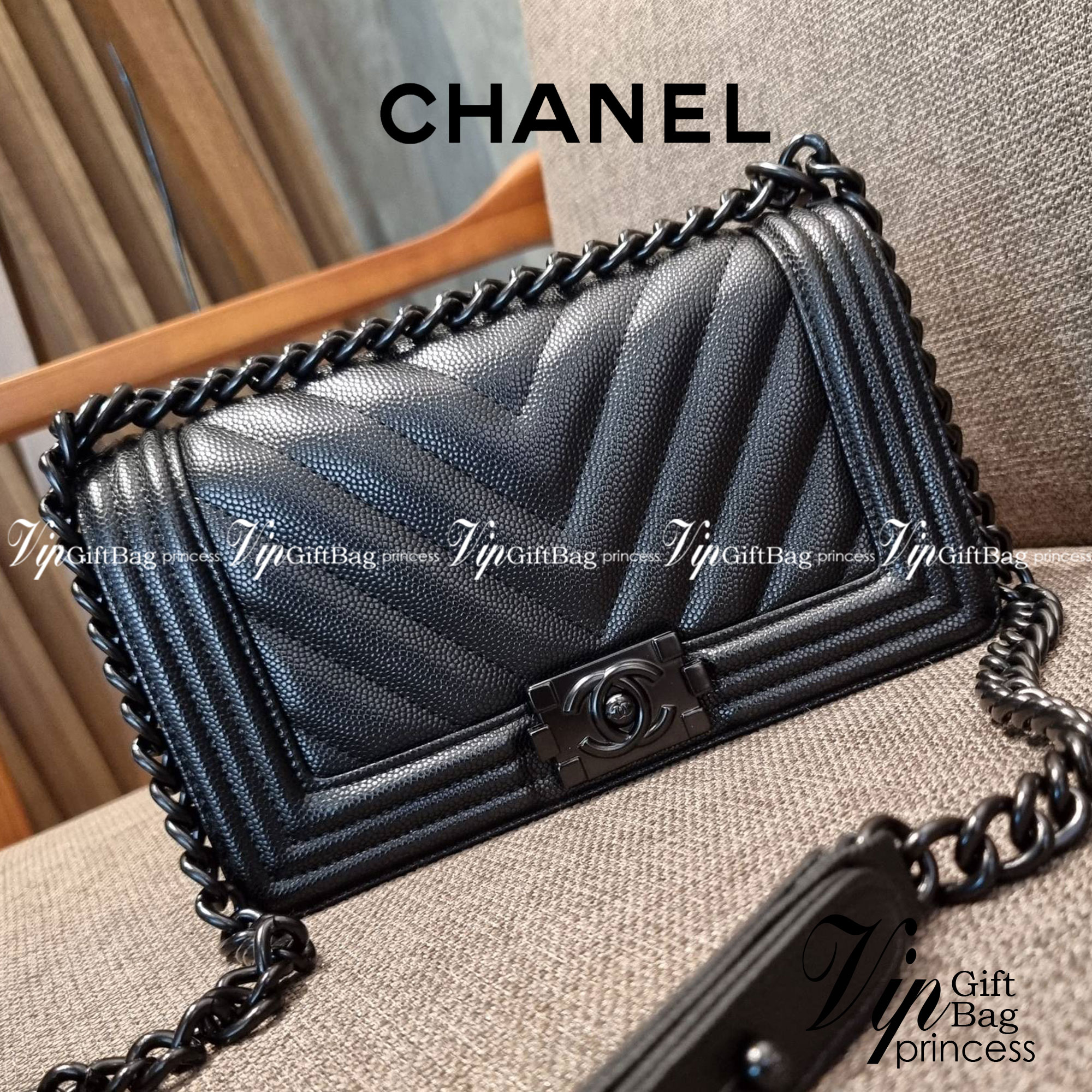 Chanel Boy 10" พร้อมส่งที่ไทย รุ่นสุดฮอต ดีไซน์อะไหล่ดำ เรียบหรูมากๆ!! วัสดุหนังลายคาร์เวีย ทรงคลาสสิคที่สาวๆห้ามพลาด!! ในราคาสุดคุ้ม เปิด-ปิดกระเป๋าด้วยตัวล็อค ภายในโล่งกว้าง ไซส์ใหญ่ใส่ของได้เยอะ มีช่องแยกในกระเป๋า มาพร้อมสายสะพายโซ่สลับหนังรองบ่า 